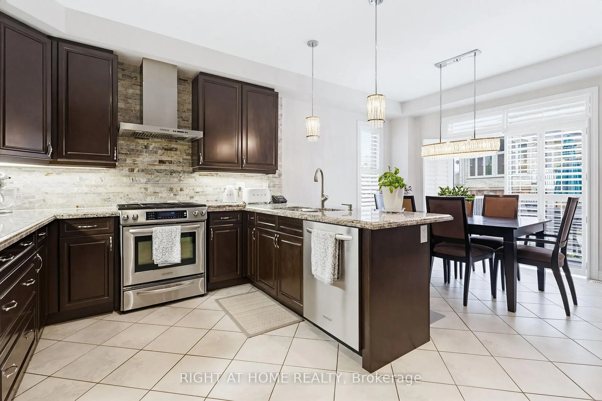 Photo 5 of 3126 Velebit Park Boulevard, Burlington, Alton — HOMEH