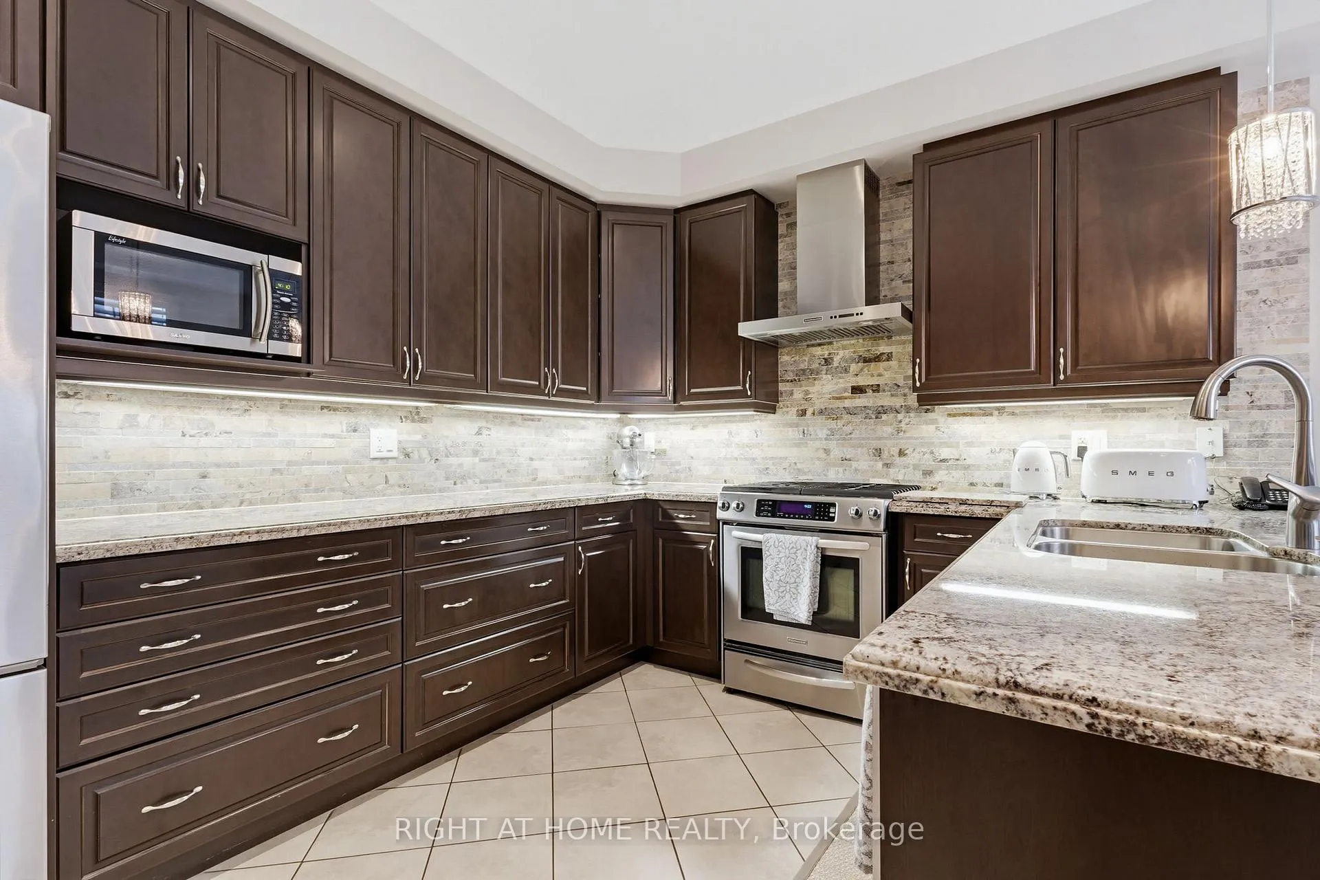 Photo 6 of 3126 Velebit Park Boulevard, Burlington, Alton — HOMEH