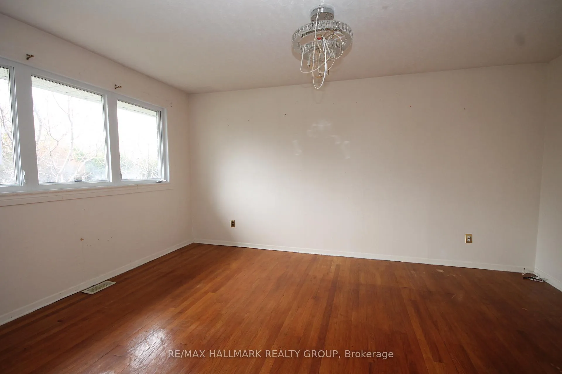 Photo 4 of 461 Lawson Avenue, Ottawa, Overbrook/Castle Heights — HOMEH