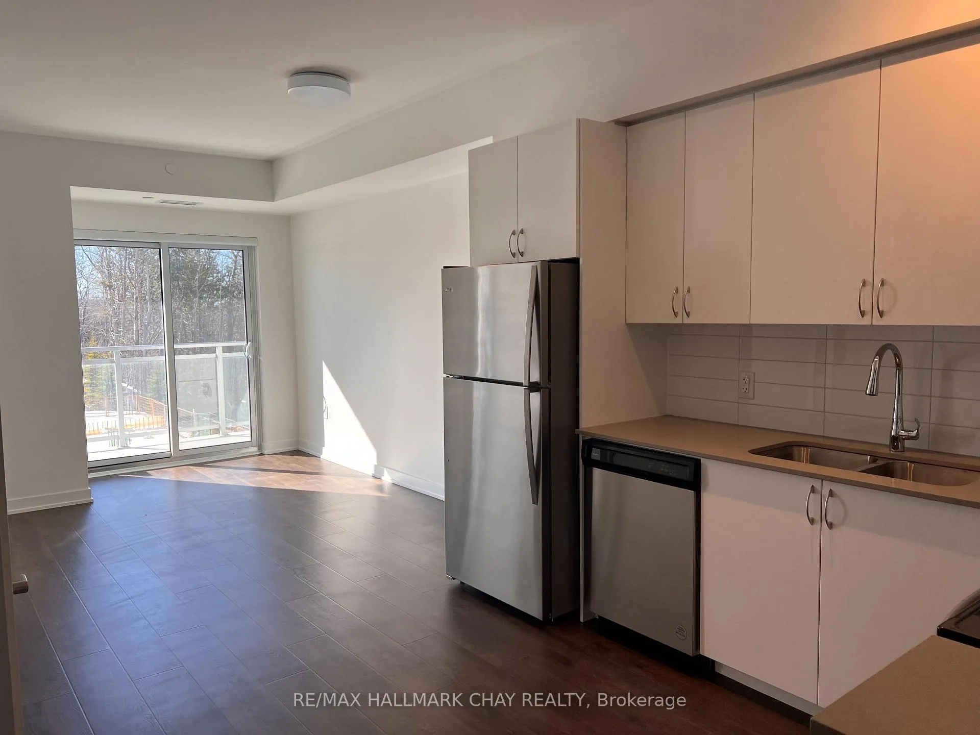Photo 4 of Unit 202, 56 Lakeside Terrace, Barrie, Little Lake — HOMEH