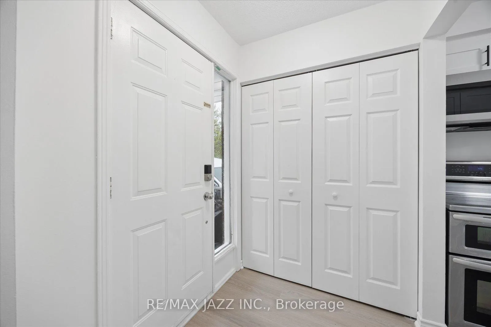 Photo 3 of 14 Penfound Drive, Clarington, Bowmanville — HOMEH