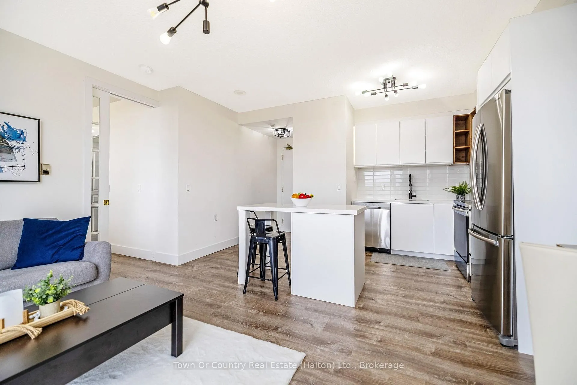 Photo 3 of Unit 1309, 200 Burnhamthorpe Road E, Mississauga, Mississauga Valleys — HOMEH