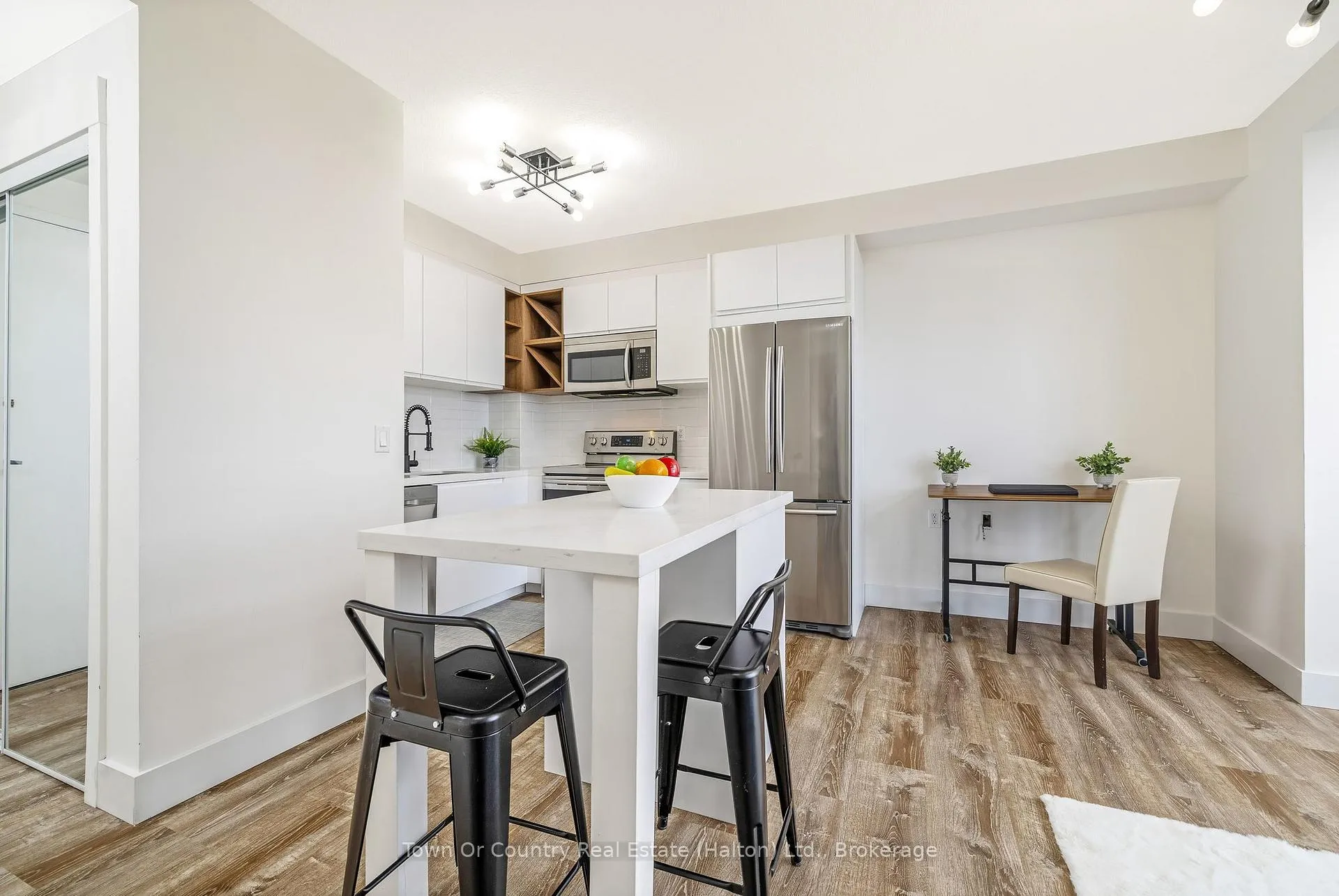 Photo 5 of Unit 1309, 200 Burnhamthorpe Road E, Mississauga, Mississauga Valleys — HOMEH