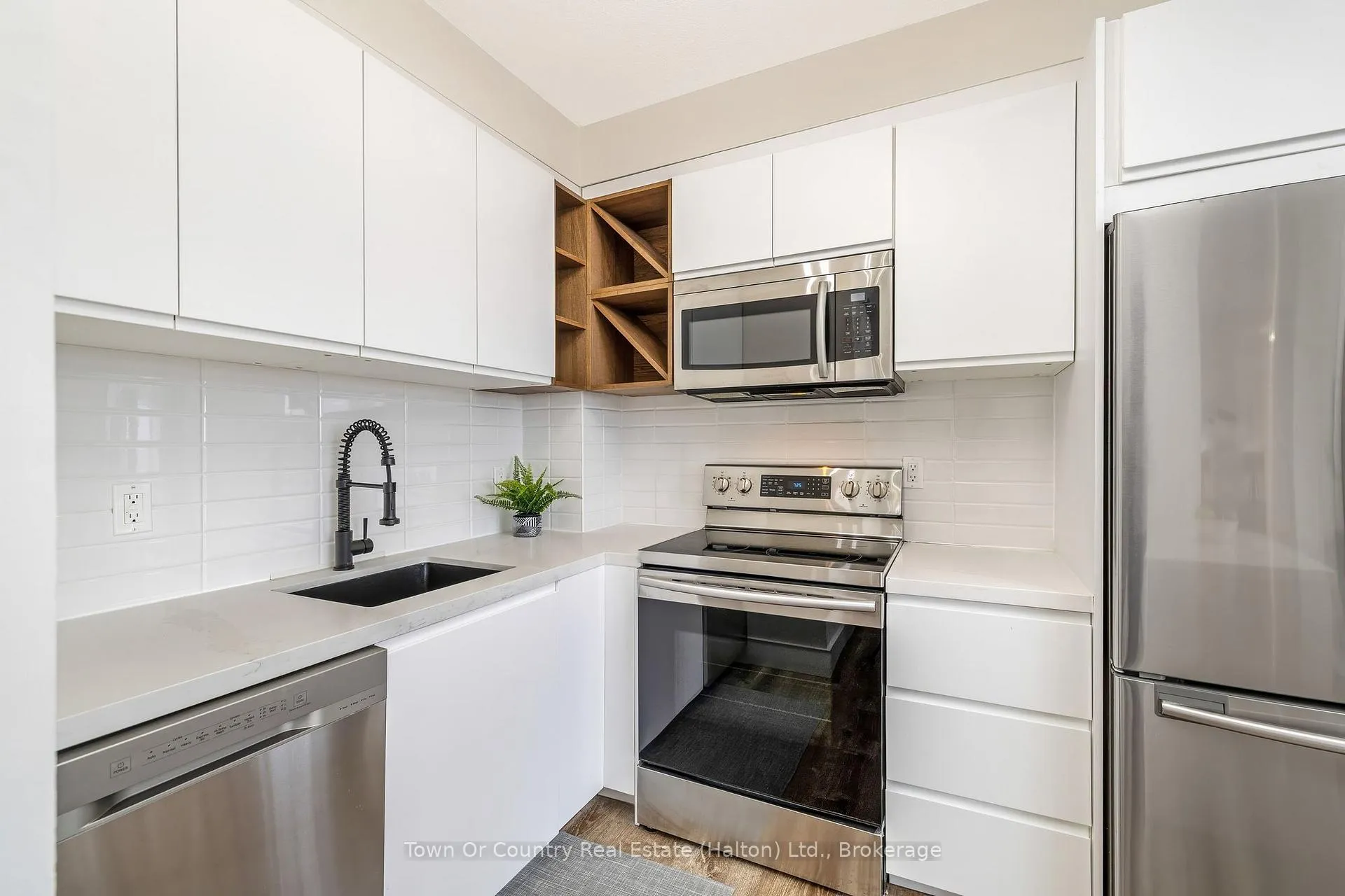 Photo 6 of Unit 1309, 200 Burnhamthorpe Road E, Mississauga, Mississauga Valleys — HOMEH