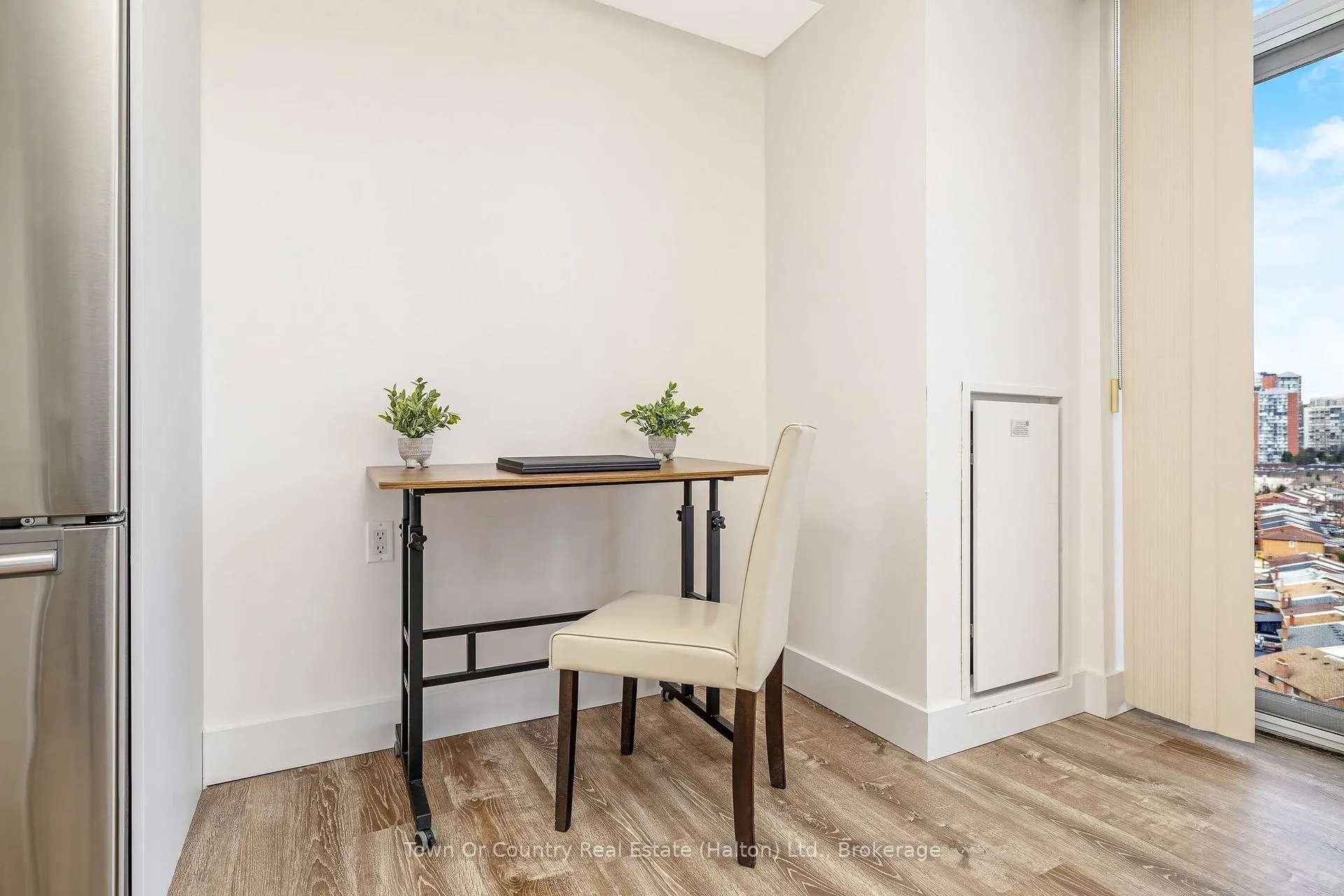 Photo 7 of Unit 1309, 200 Burnhamthorpe Road E, Mississauga, Mississauga Valleys — HOMEH