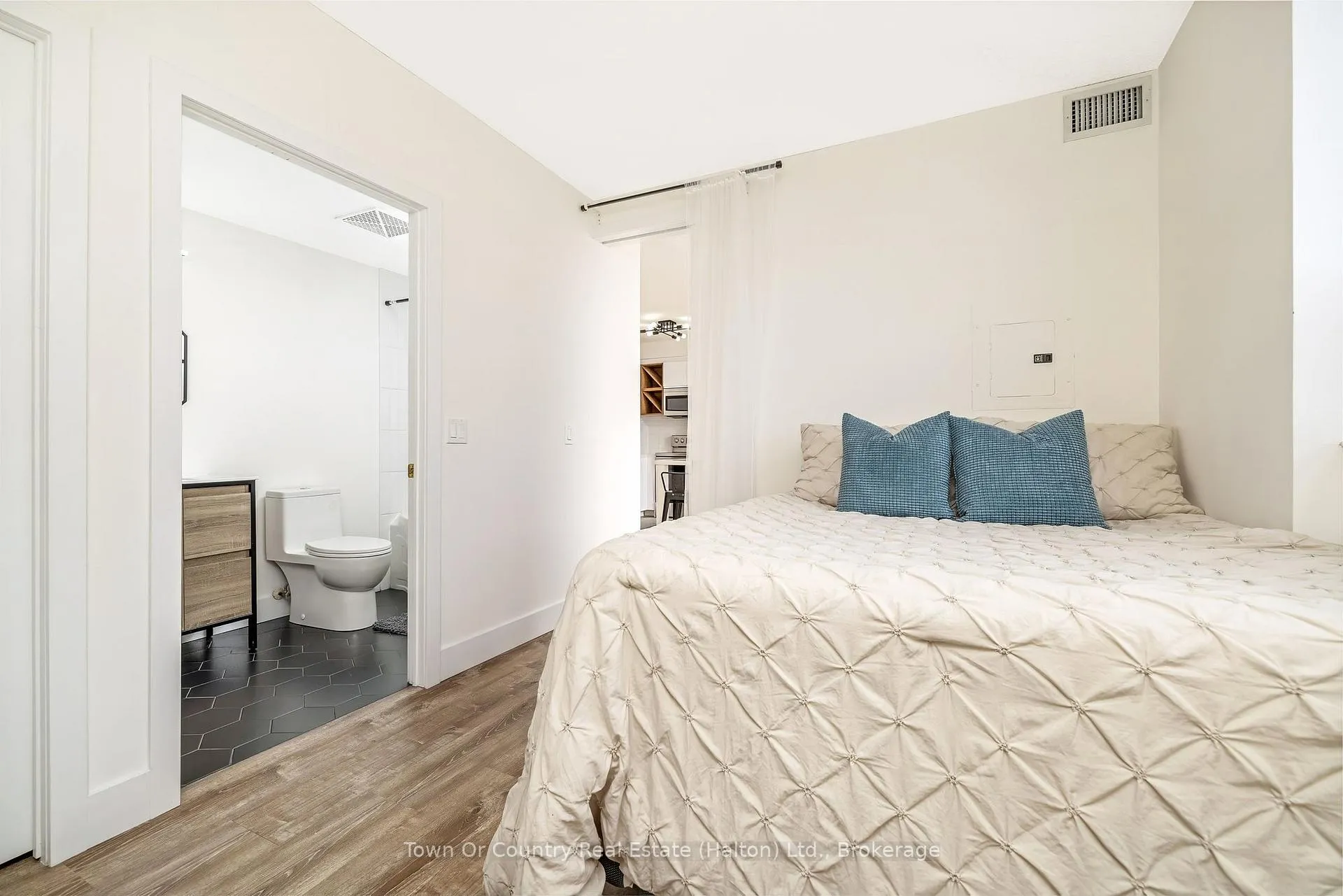 Photo 8 of Unit 1309, 200 Burnhamthorpe Road E, Mississauga, Mississauga Valleys — HOMEH