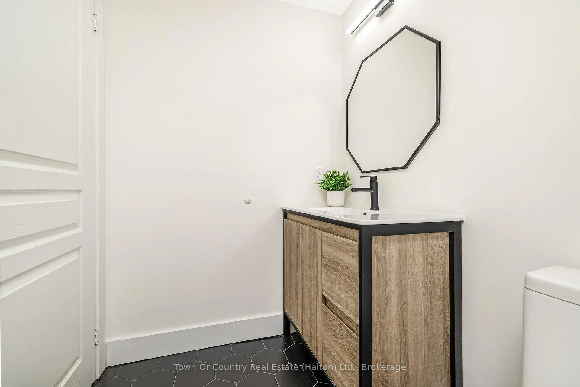 Photo 9 of Unit 1309, 200 Burnhamthorpe Road E, Mississauga, Mississauga Valleys — HOMEH