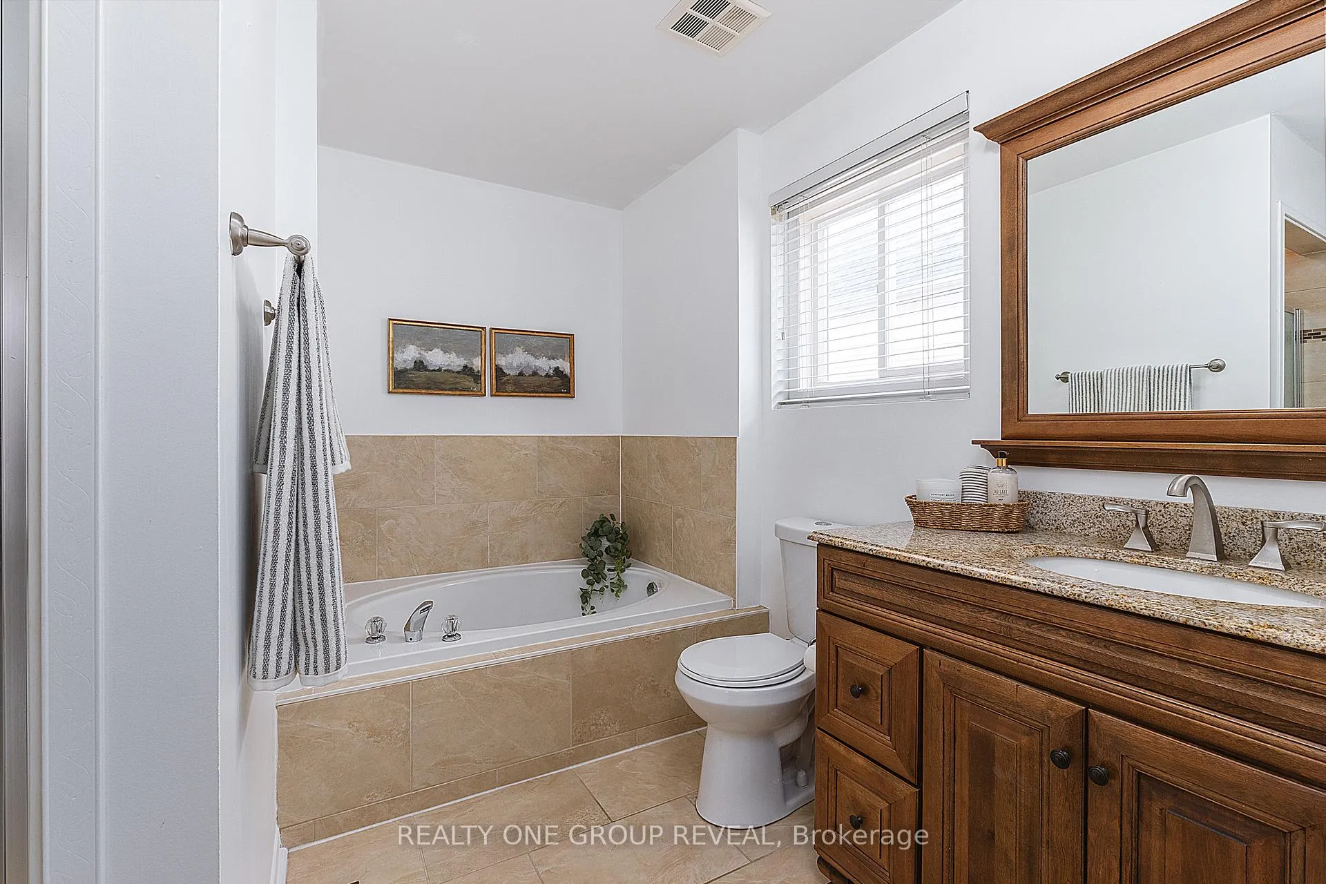 Photo 26 of 37 Wetherburn Drive, Whitby, Williamsburg — HOMEH