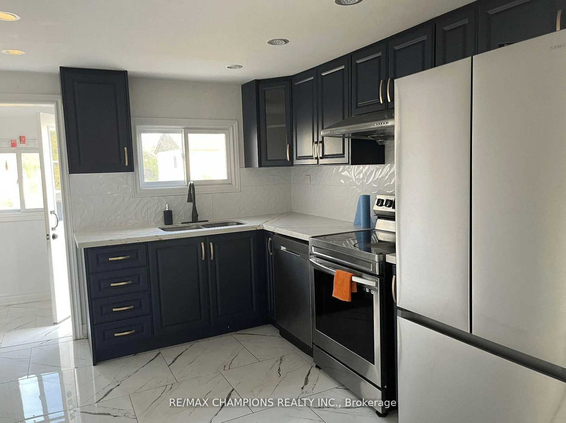 Photo 8 of 112 John Street, Barrie, Lakeshore — HOMEH