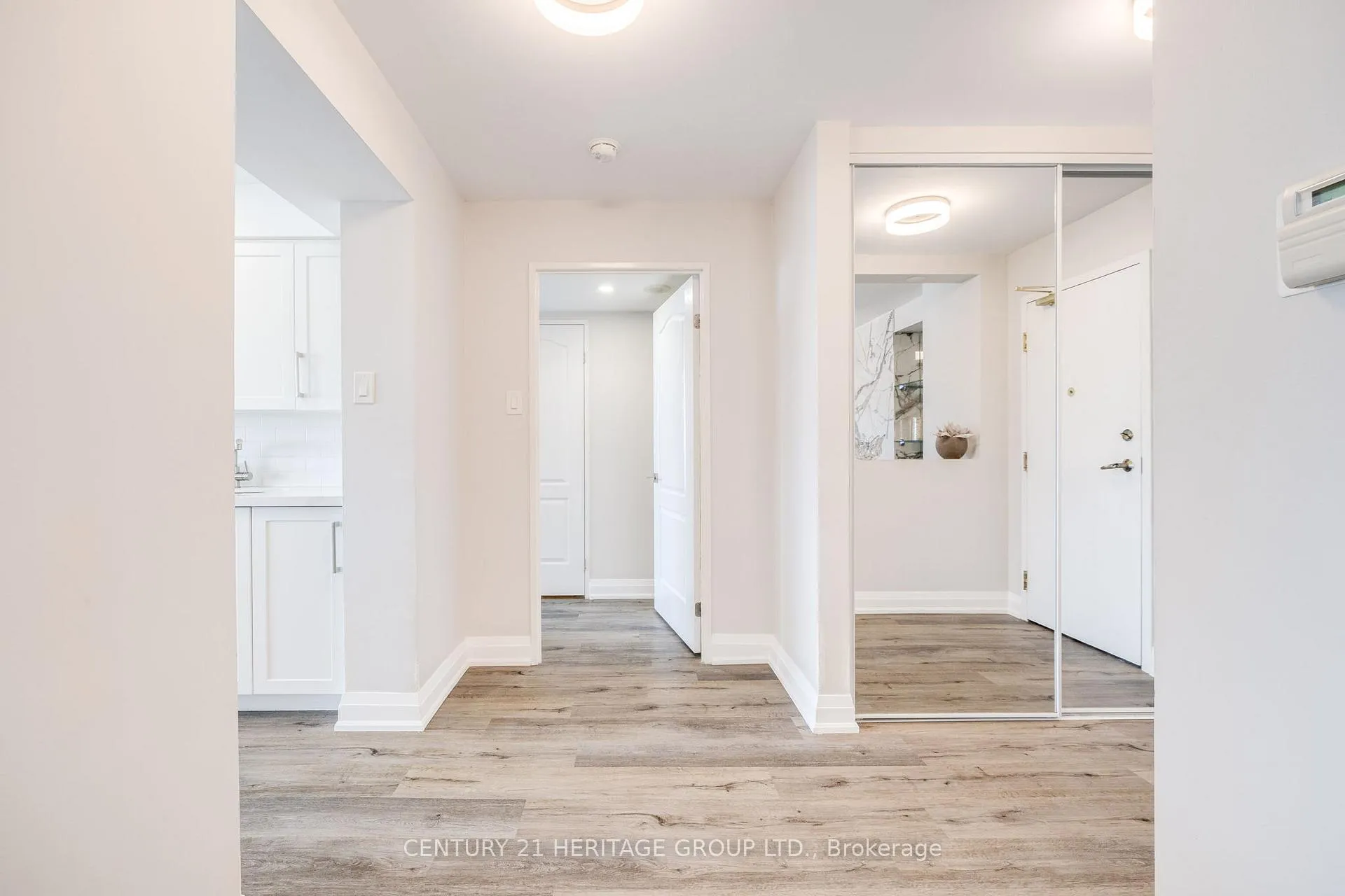 Photo 13 of Unit 707, 7 Townsgate Drive, Vaughan, Crestwood-Springfarm-Yorkhill — HOMEH