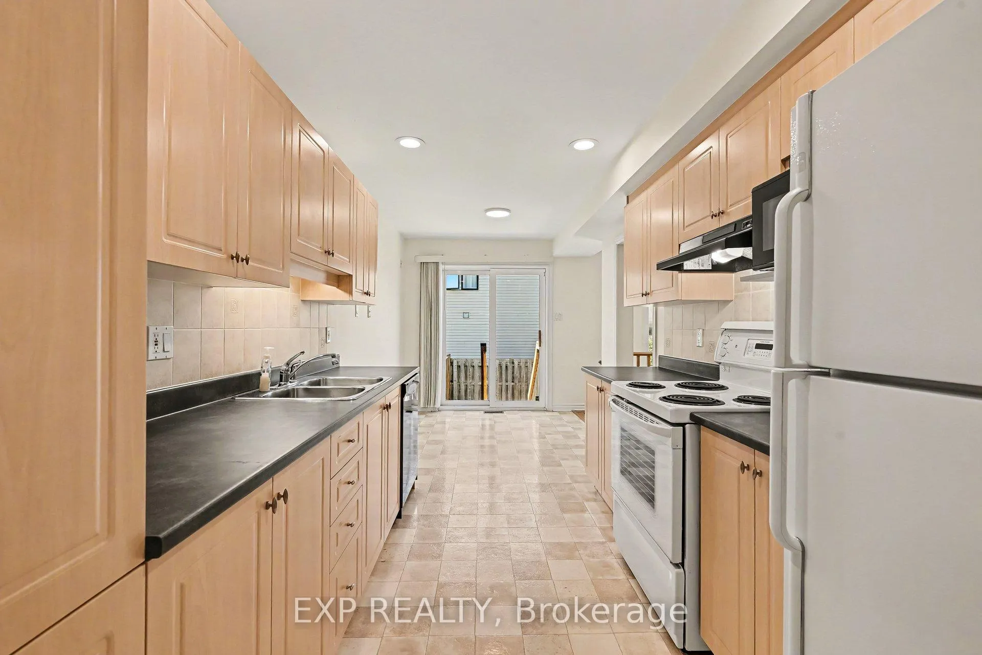 Photo 11 of 15 Cedar Valley Drive, Ottawa, Kanata - Emerald Meadows/Trailwest — HOMEH