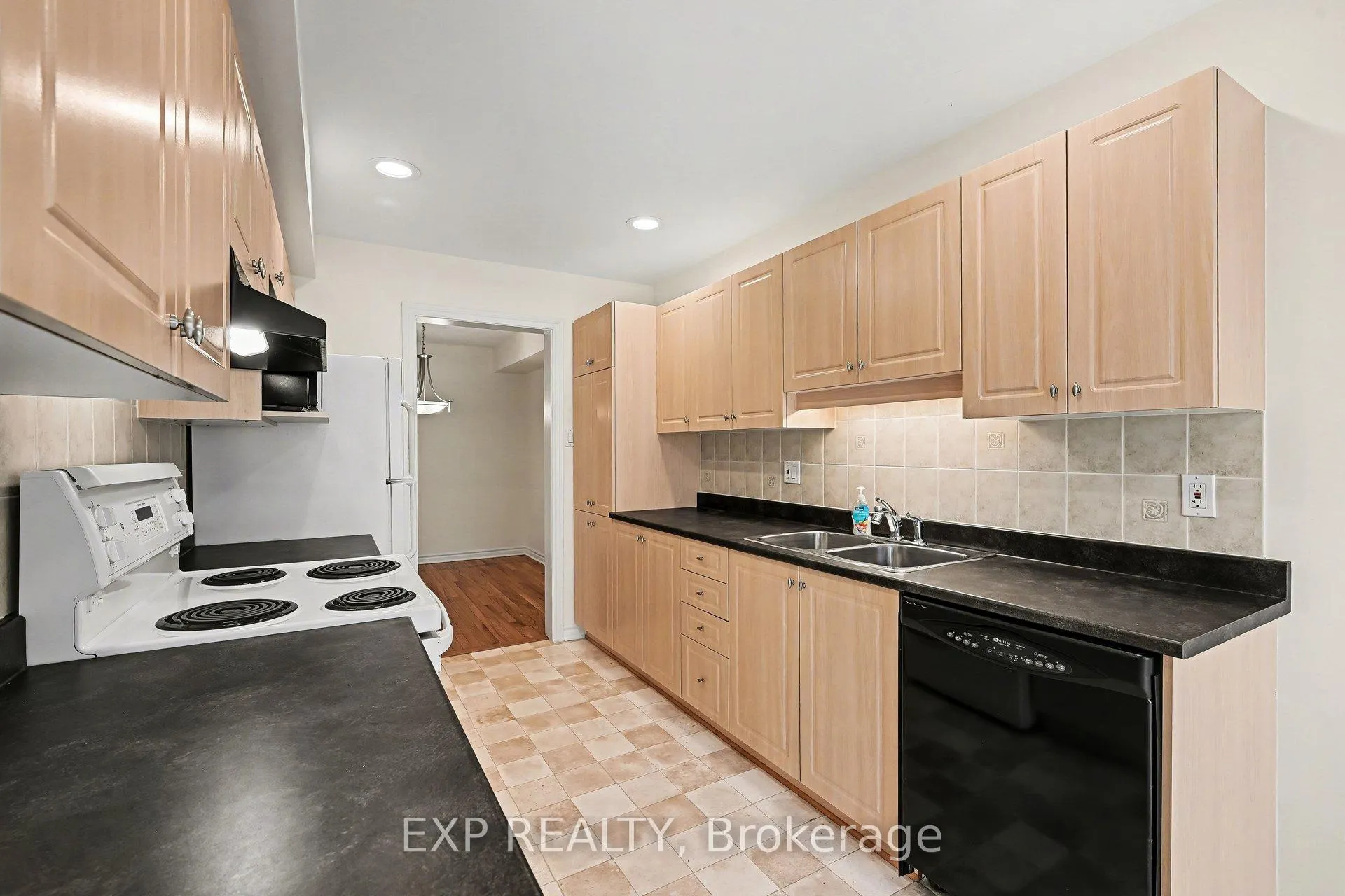 Photo 13 of 15 Cedar Valley Drive, Ottawa, Kanata - Emerald Meadows/Trailwest — HOMEH