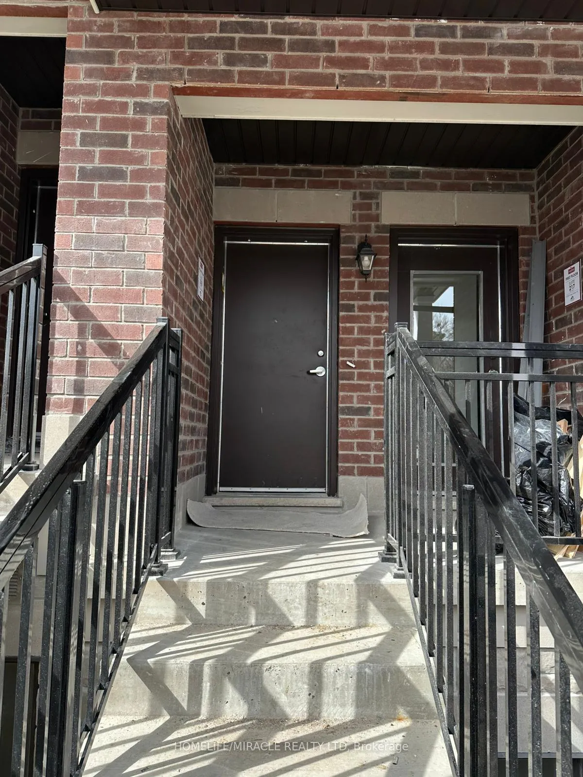 Photo 3 of Unit 212, 15100 Yonge Street, Aurora, Aurora Village — HOMEH