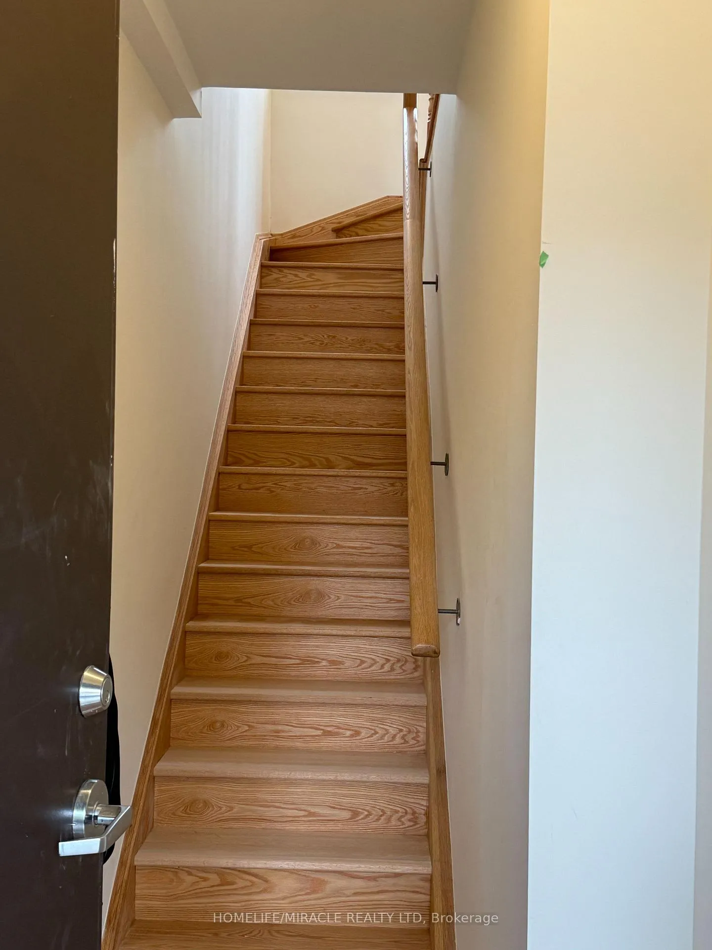 Photo 5 of Unit 212, 15100 Yonge Street, Aurora, Aurora Village — HOMEH
