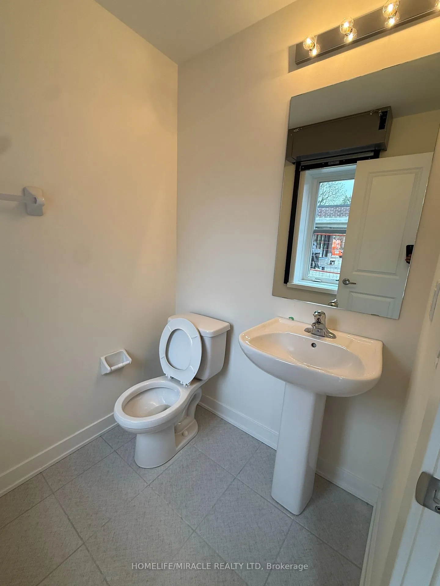 Photo 9 of Unit 212, 15100 Yonge Street, Aurora, Aurora Village — HOMEH
