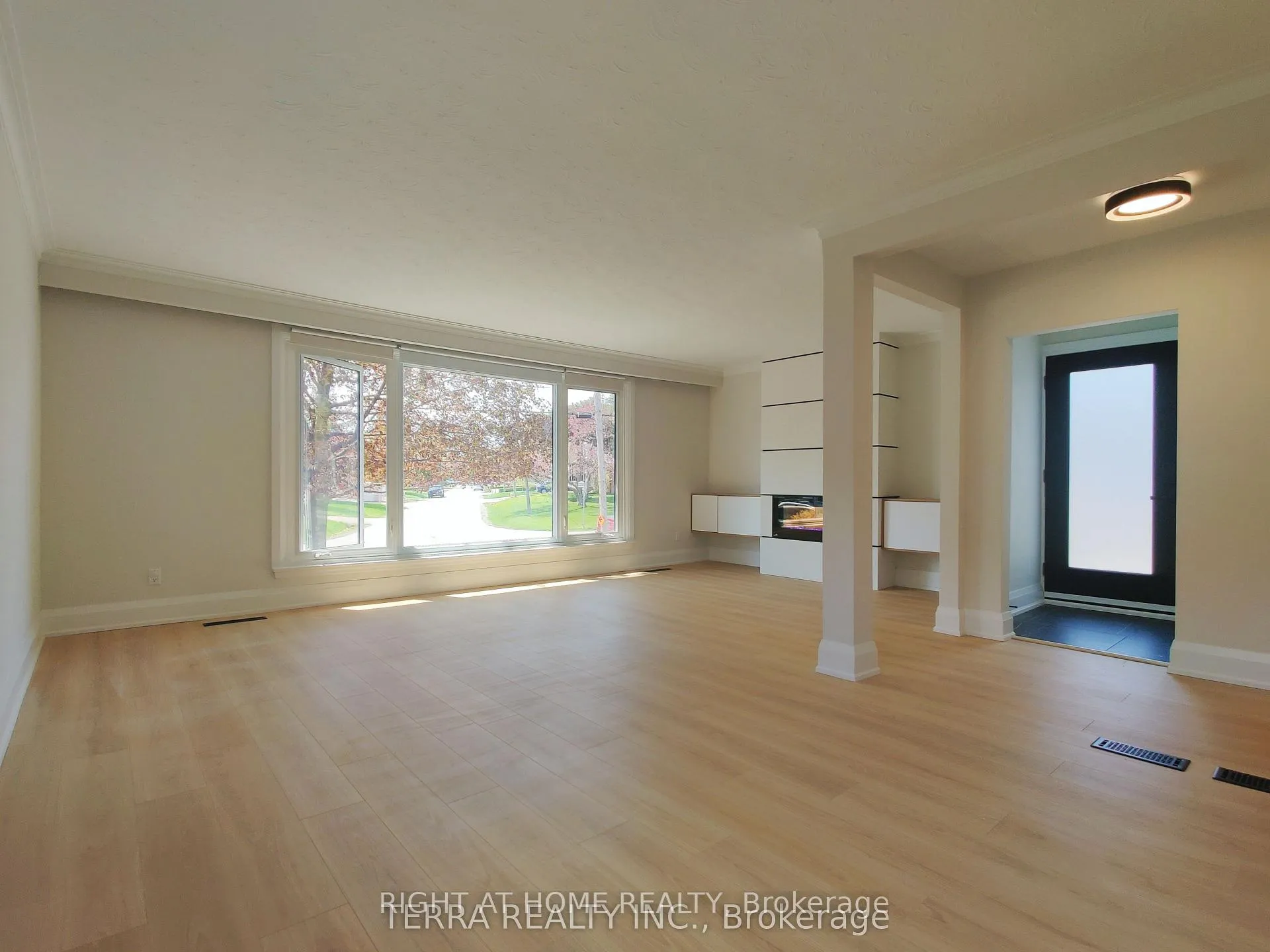 Photo 3 of 55 Glen Agar Drive, Etobicoke, Princess-Rosethorn — HOMEH