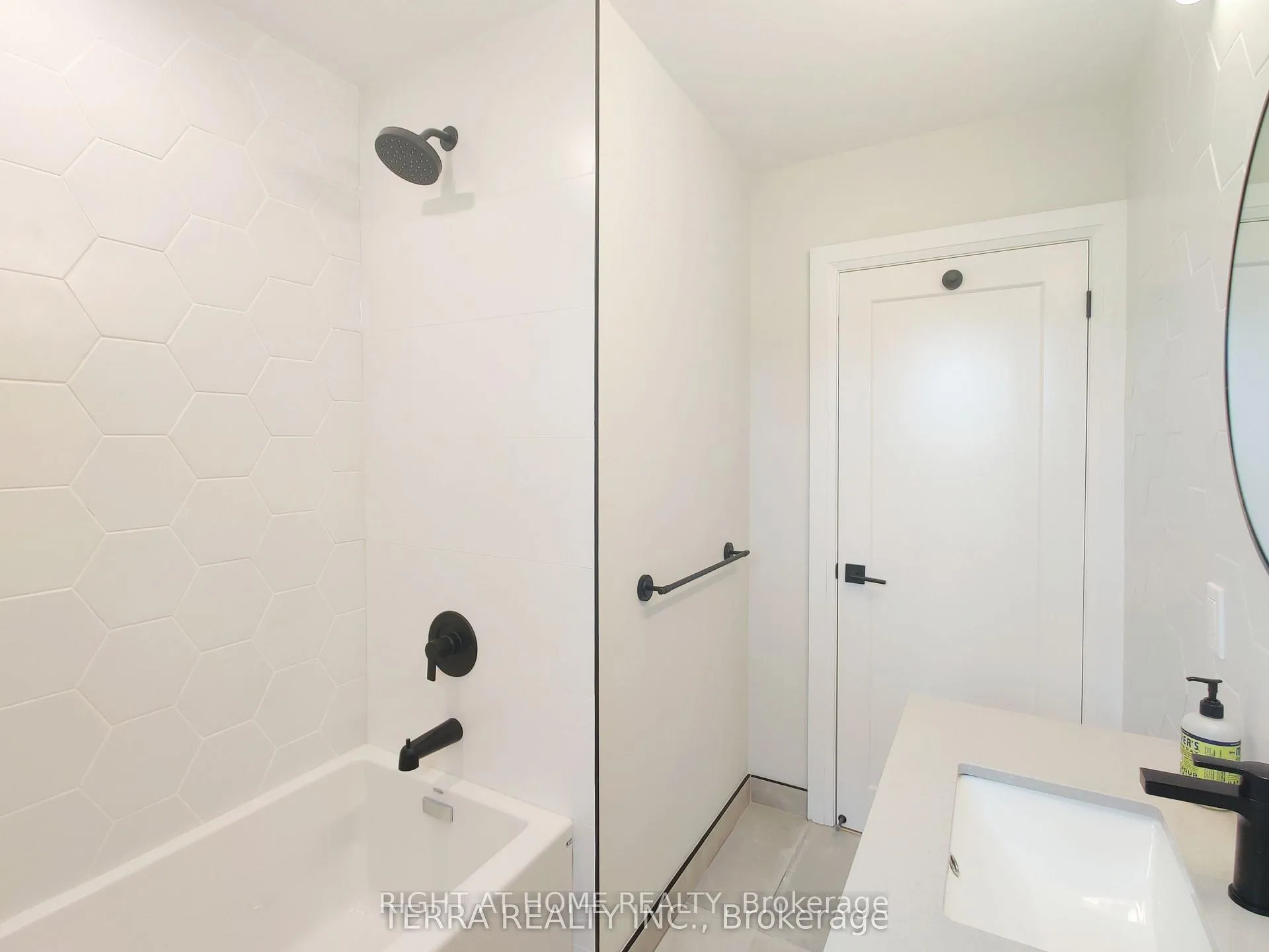 Photo 11 of 55 Glen Agar Drive, Etobicoke, Princess-Rosethorn — HOMEH