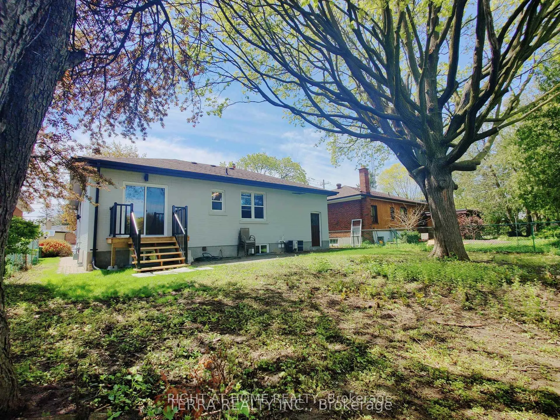 Photo 13 of 55 Glen Agar Drive, Etobicoke, Princess-Rosethorn — HOMEH