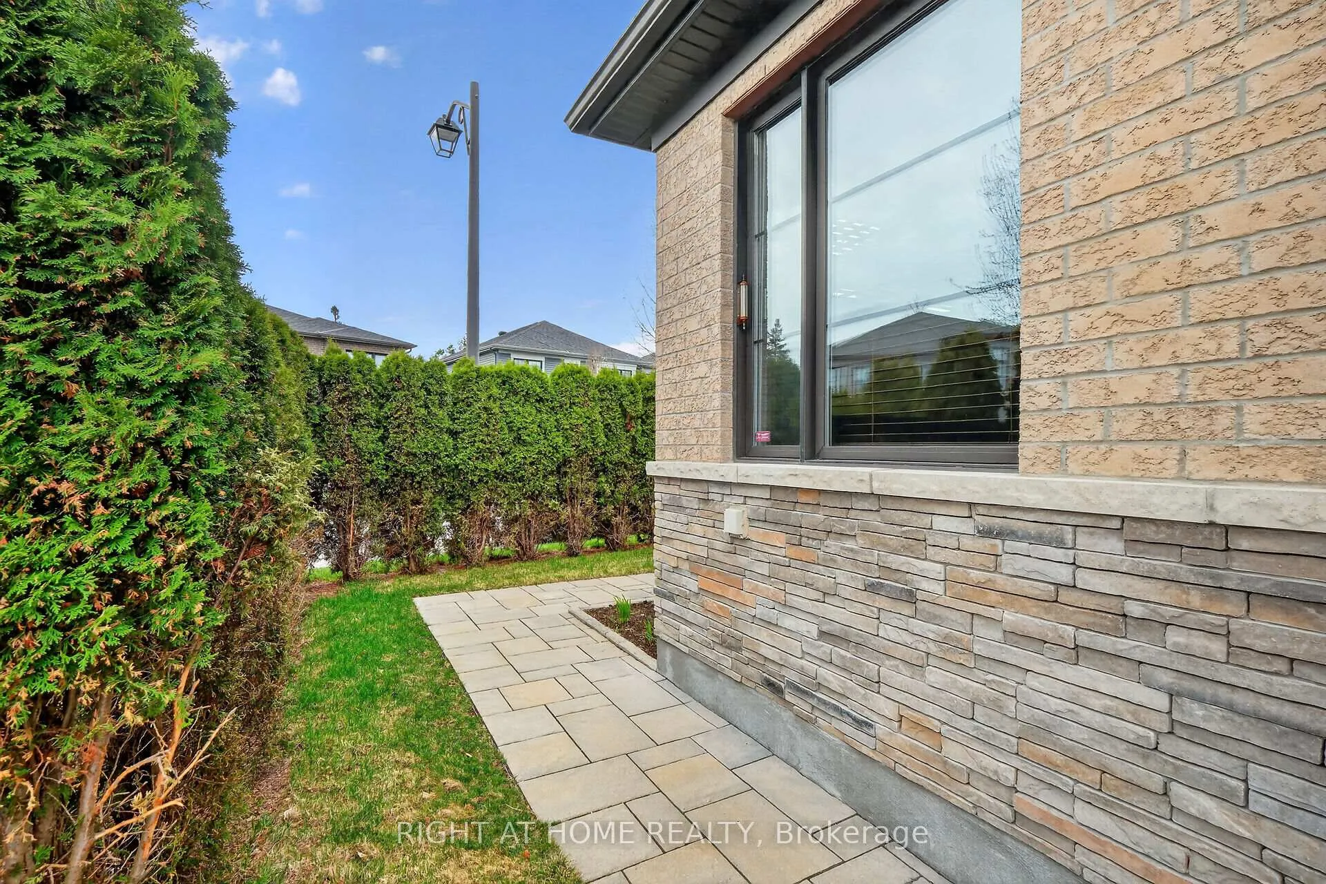 Photo 2 of 44 Hawks Landing Crescent, Ottawa, Stittsville (North) — HOMEH