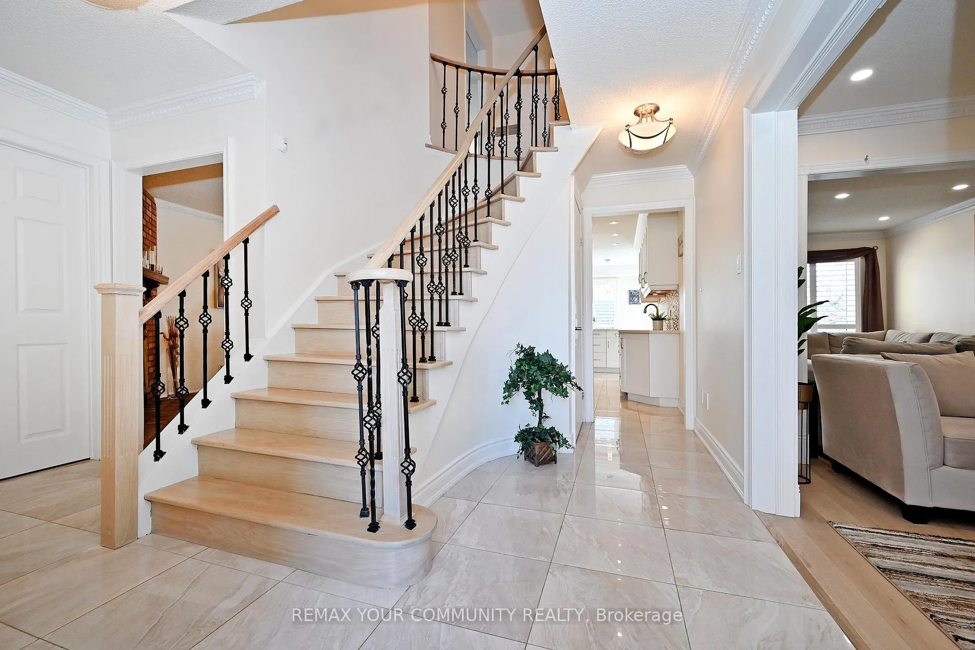 Photo 8 of 47 Reed Drive, Ajax, Central — HOMEH