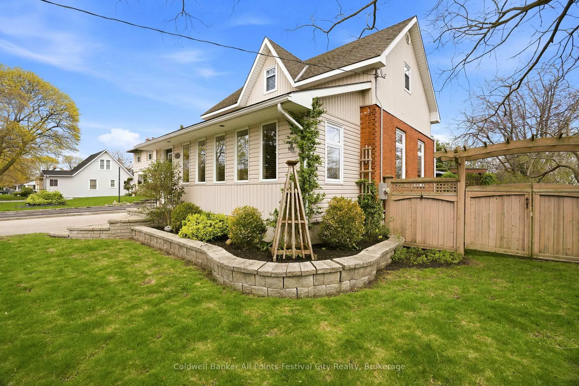 Photo 2 of 213 Warren Street, Goderich, Goderich (Town) — HOMEH
