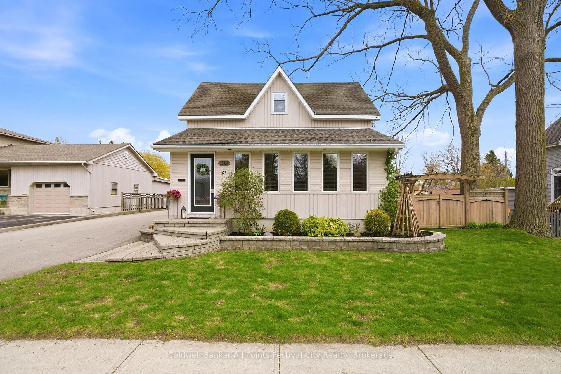 Photo 3 of 213 Warren Street, Goderich, Goderich (Town) — HOMEH