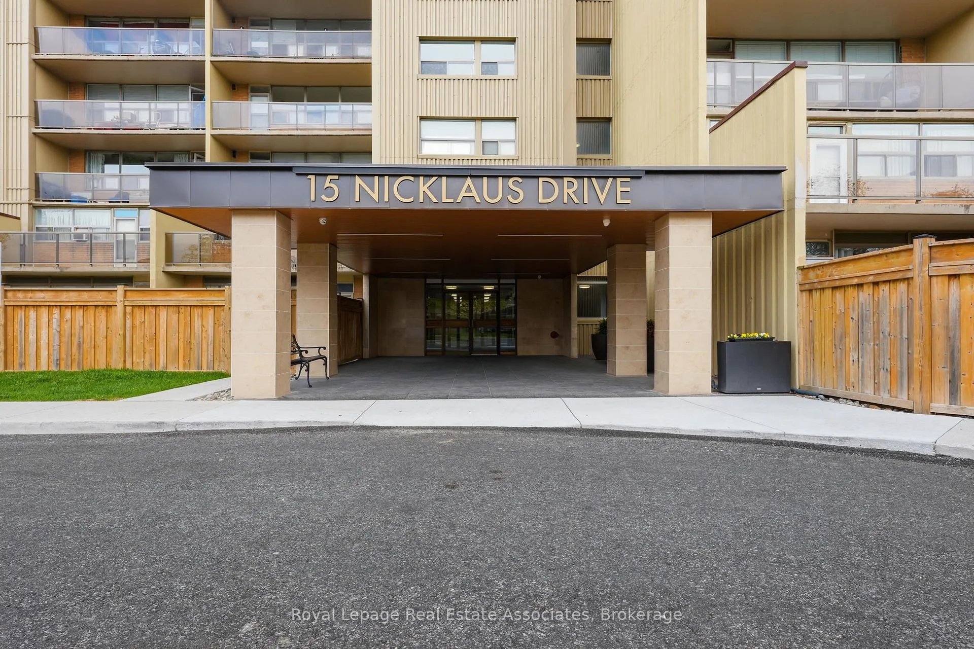 Photo 1 of Unit 408, 15 Nicklaus Drive, Hamilton, Vincent — HOMEH