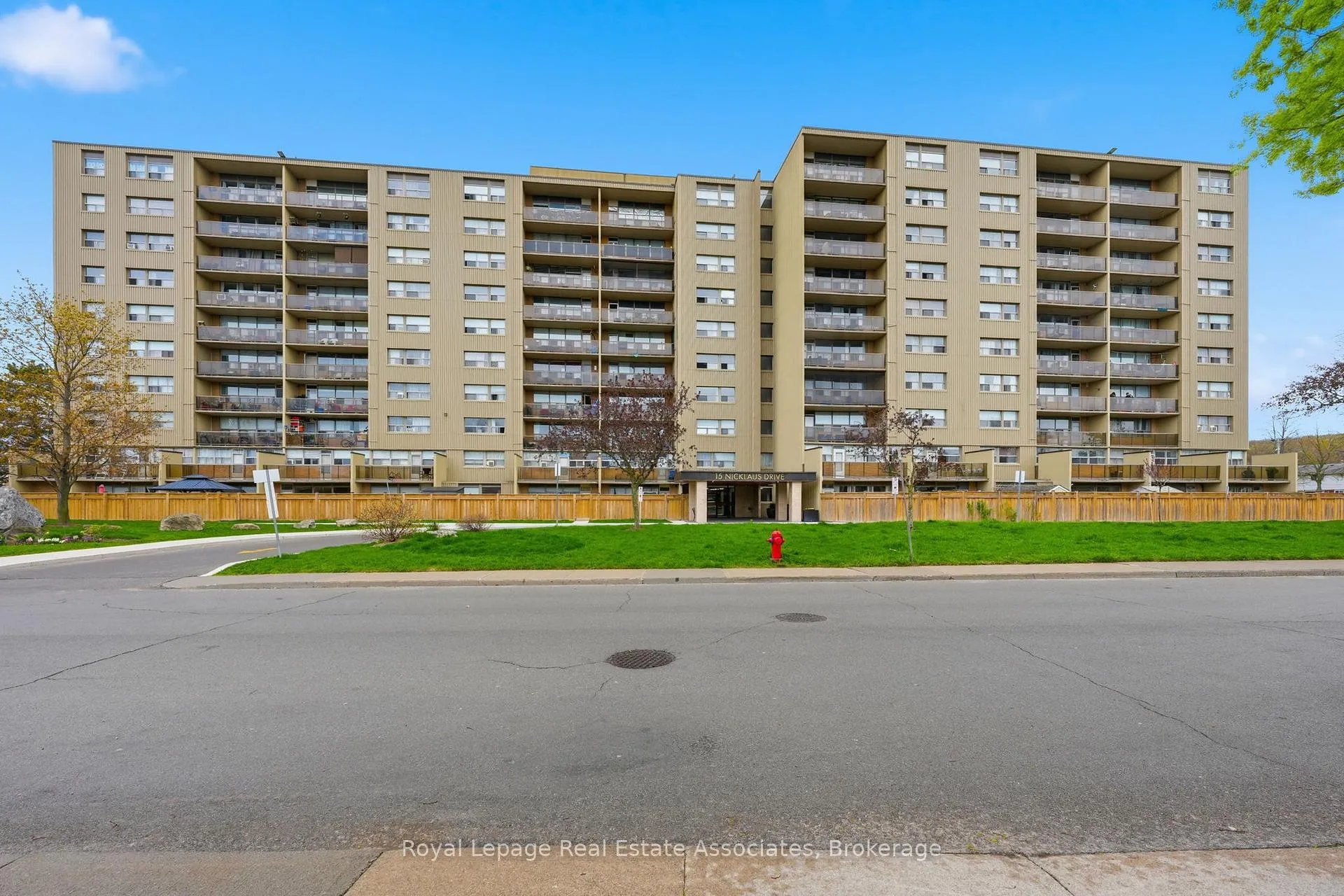 Photo 2 of Unit 408, 15 Nicklaus Drive, Hamilton, Vincent — HOMEH
