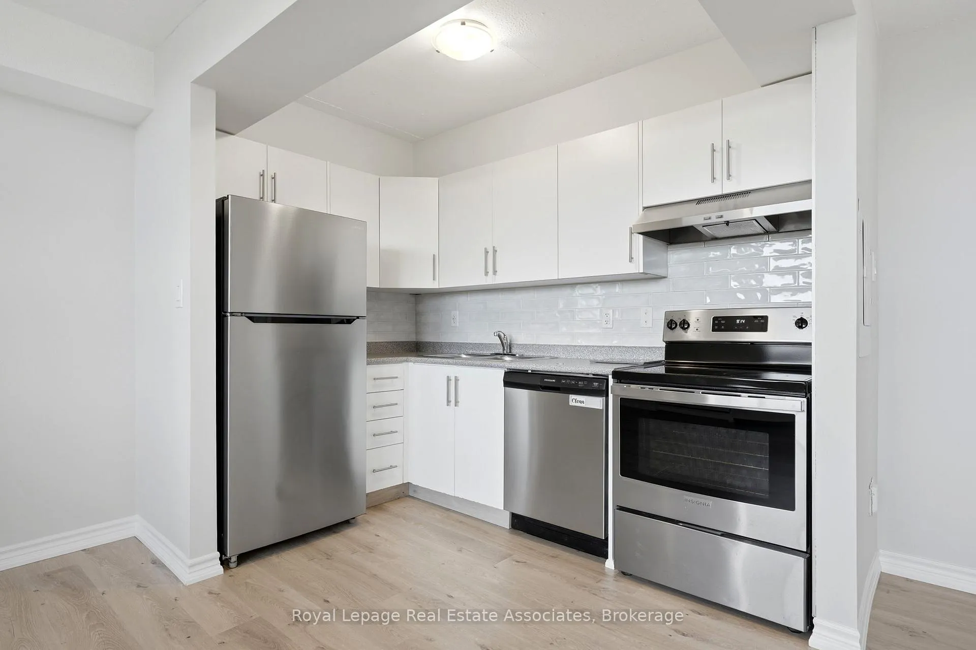 Photo 5 of Unit 408, 15 Nicklaus Drive, Hamilton, Vincent — HOMEH