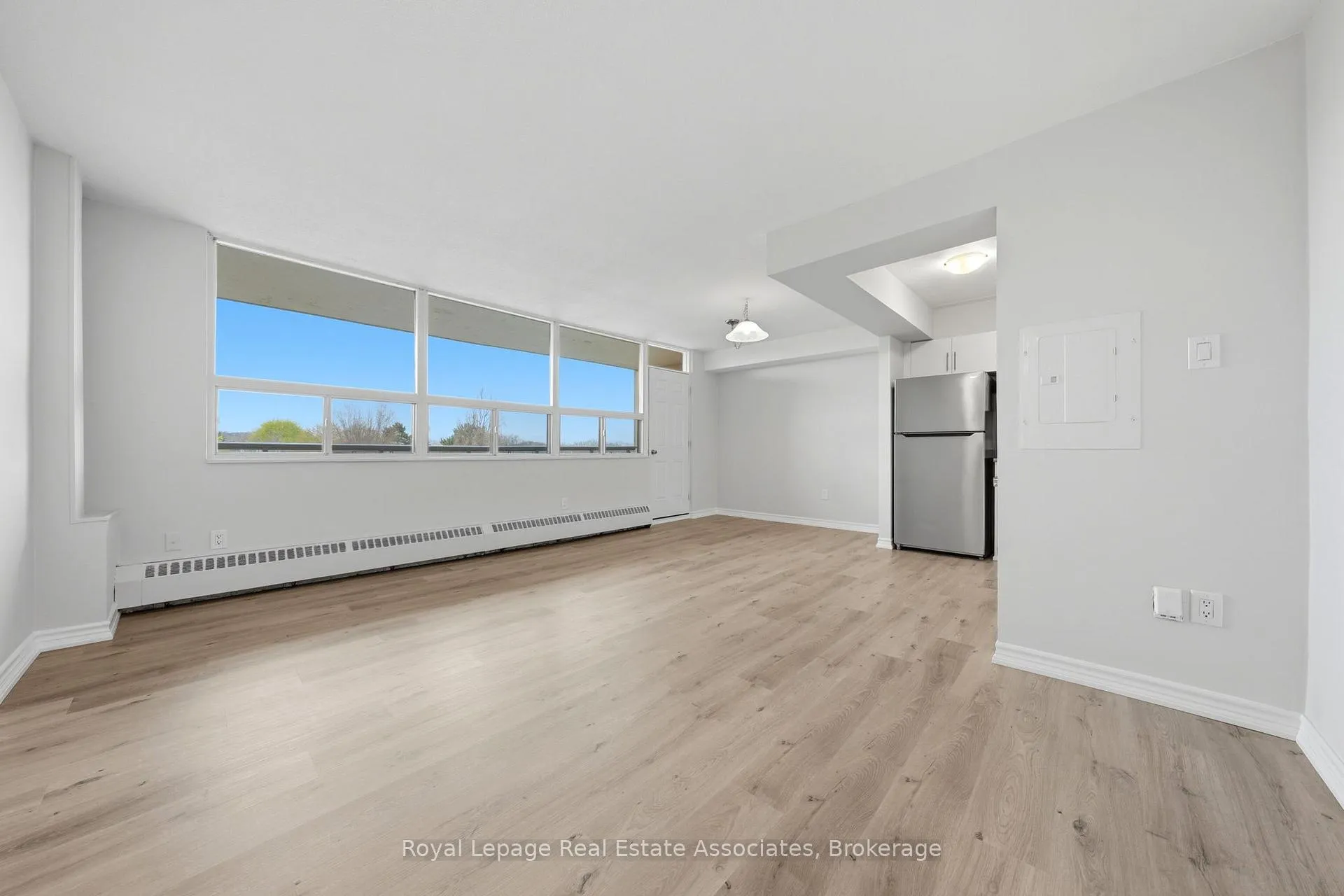 Photo 6 of Unit 408, 15 Nicklaus Drive, Hamilton, Vincent — HOMEH
