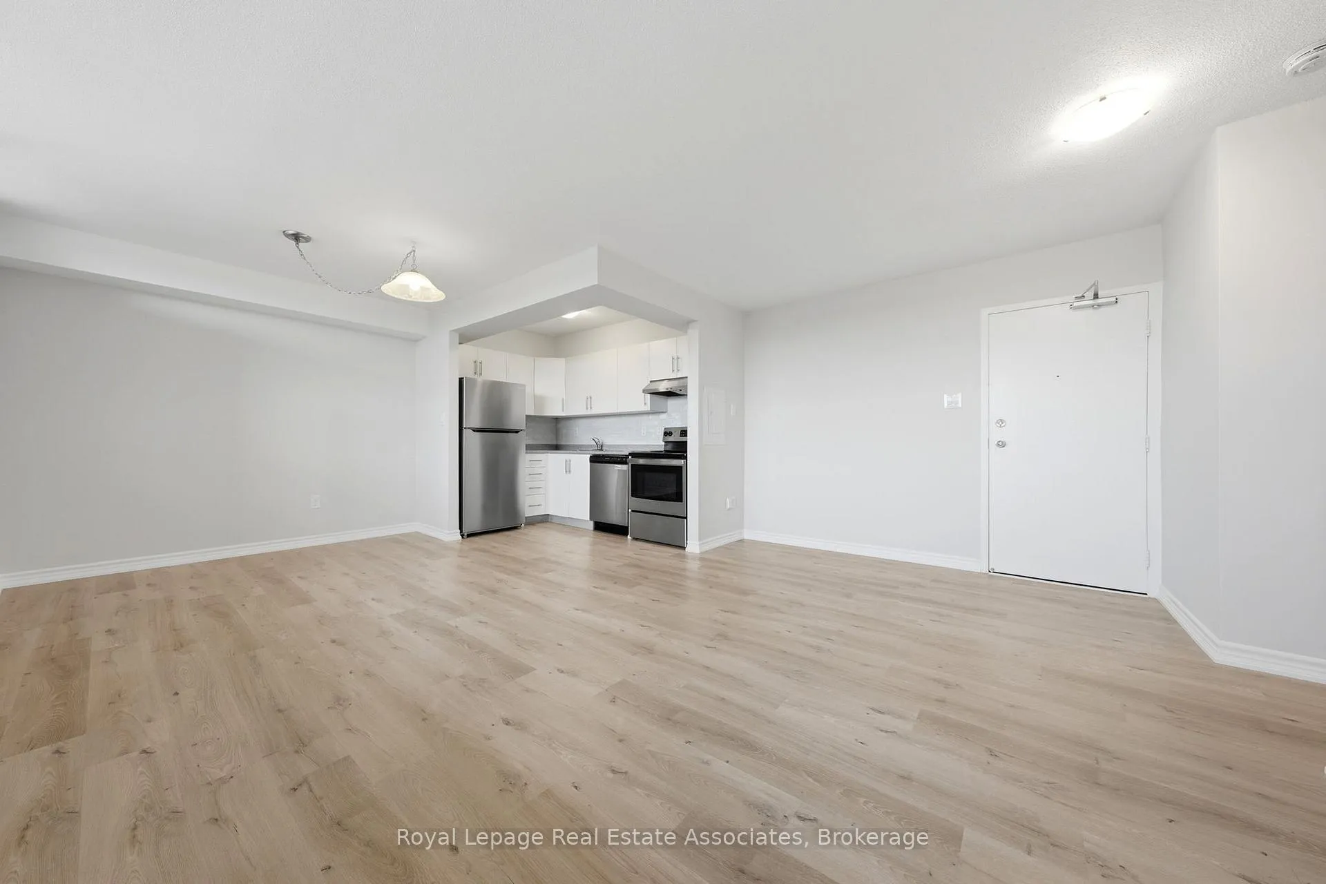 Photo 8 of Unit 408, 15 Nicklaus Drive, Hamilton, Vincent — HOMEH