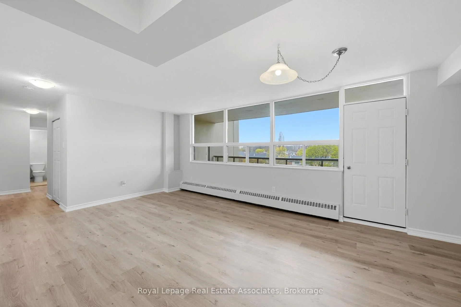 Photo 10 of Unit 408, 15 Nicklaus Drive, Hamilton, Vincent — HOMEH
