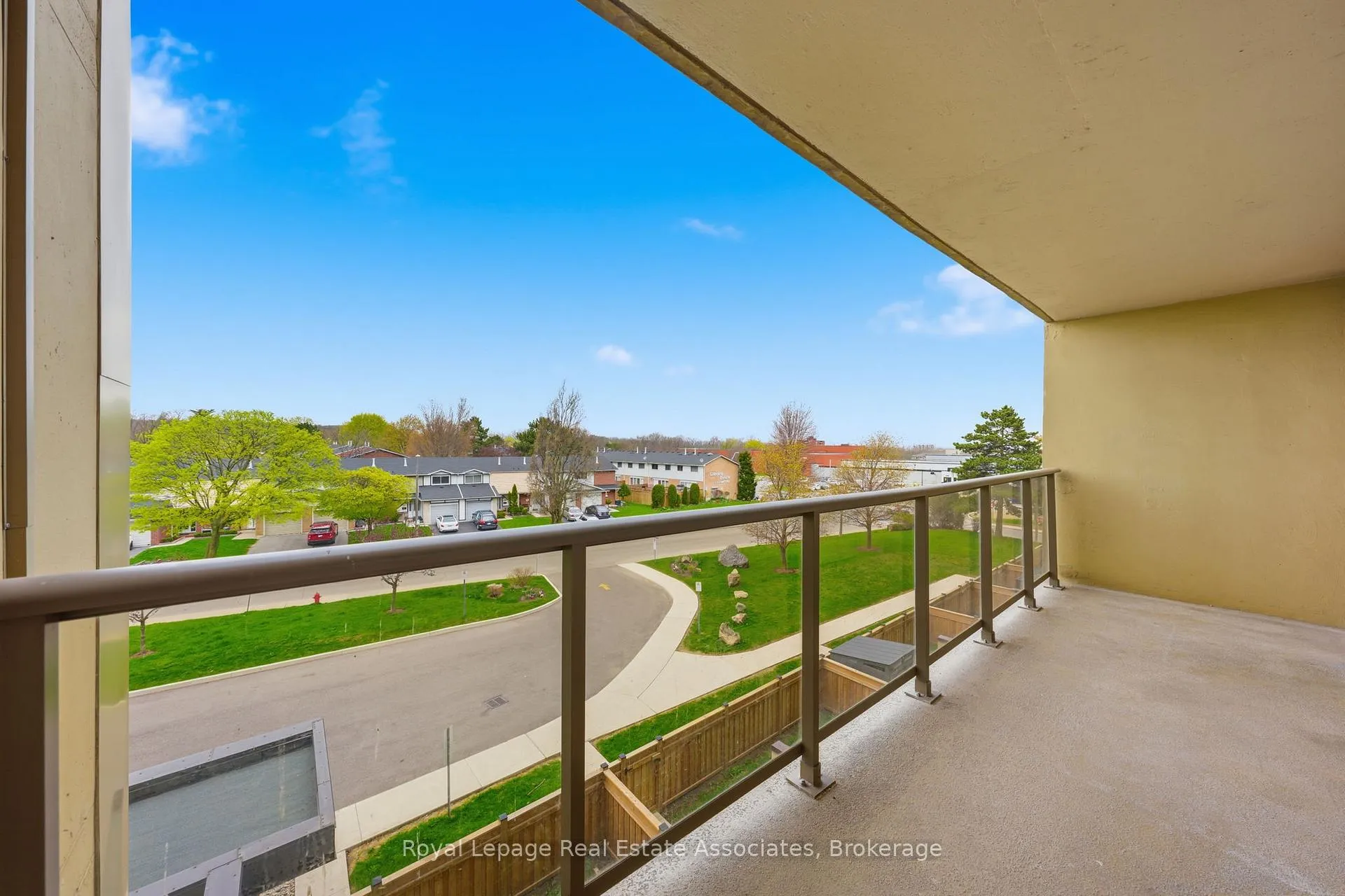 Photo 11 of Unit 408, 15 Nicklaus Drive, Hamilton, Vincent — HOMEH