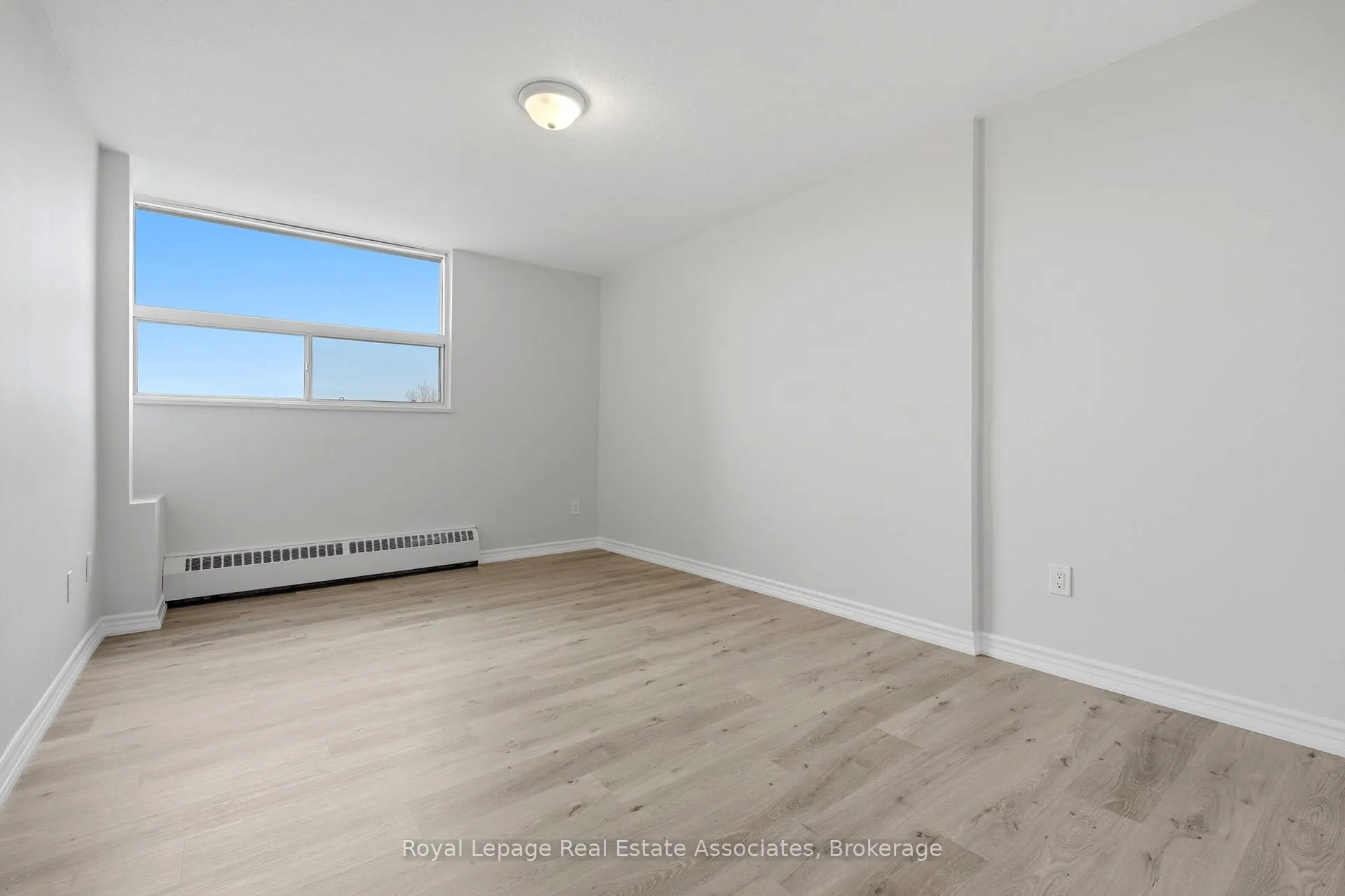 Photo 13 of Unit 408, 15 Nicklaus Drive, Hamilton, Vincent — HOMEH