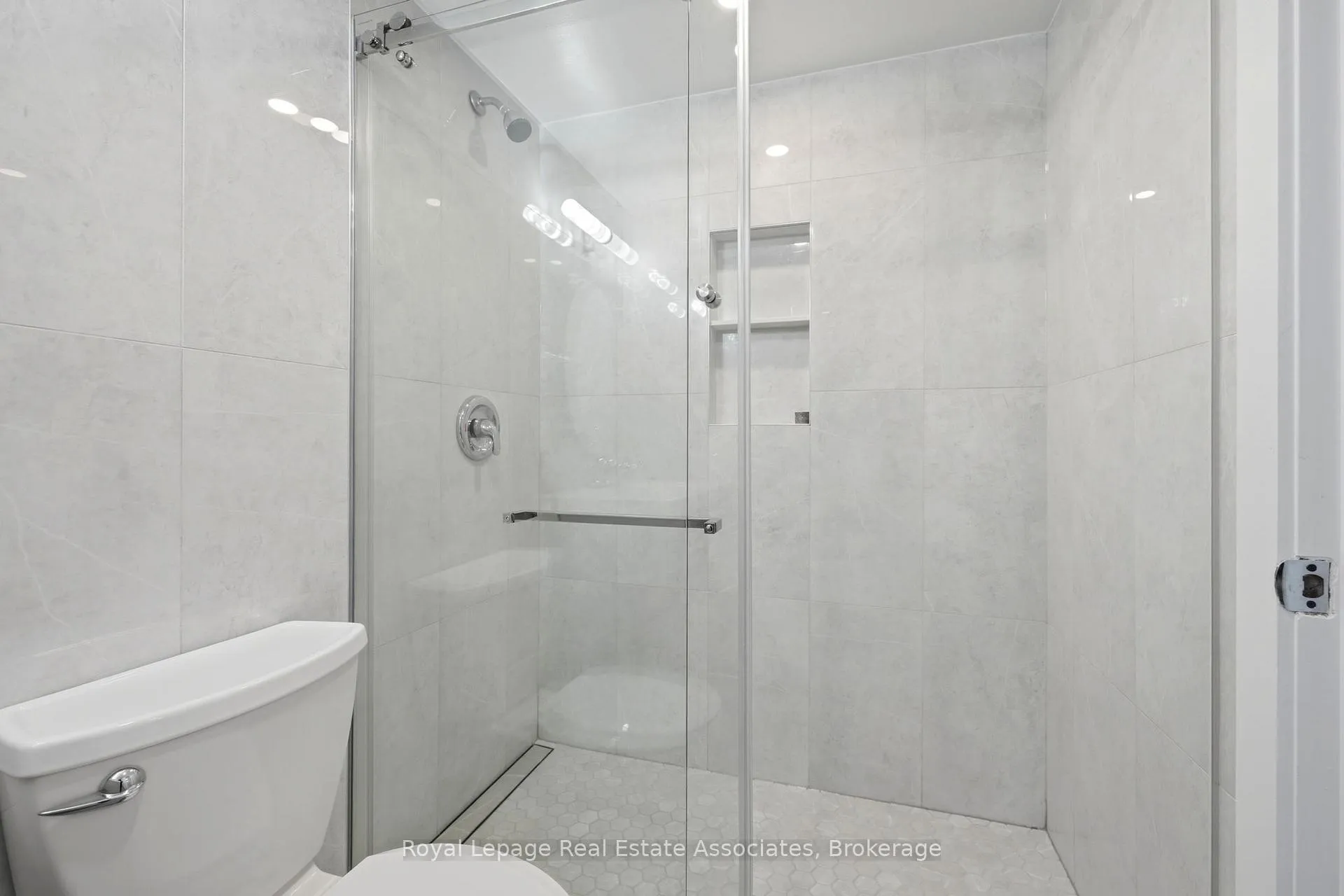 Photo 16 of Unit 408, 15 Nicklaus Drive, Hamilton, Vincent — HOMEH