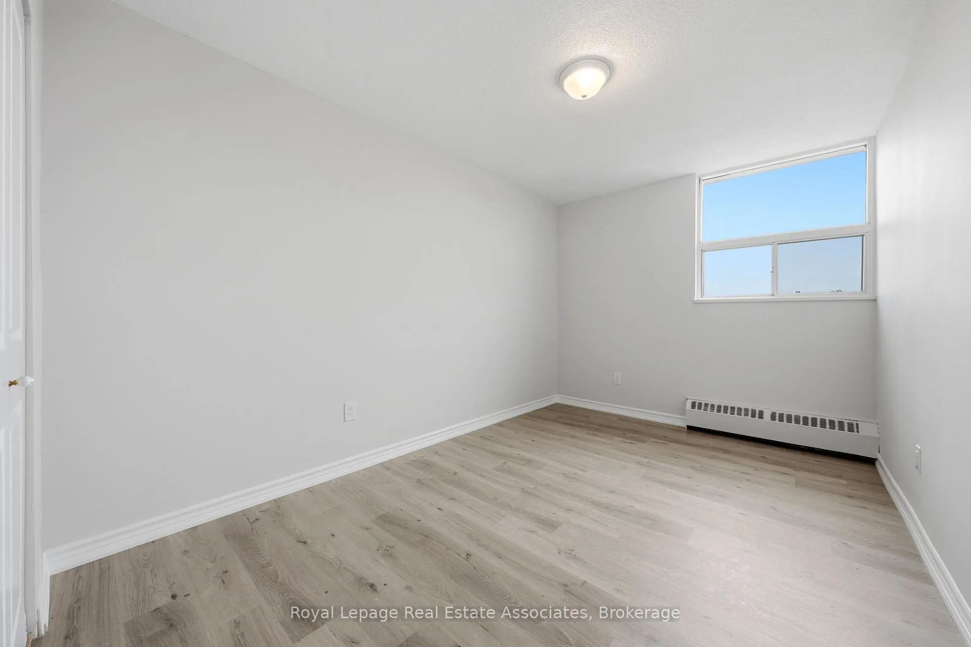 Photo 18 of Unit 408, 15 Nicklaus Drive, Hamilton, Vincent — HOMEH