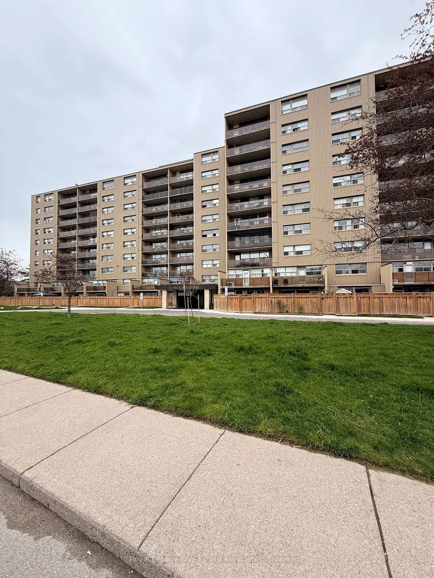Photo 21 of Unit 408, 15 Nicklaus Drive, Hamilton, Vincent — HOMEH
