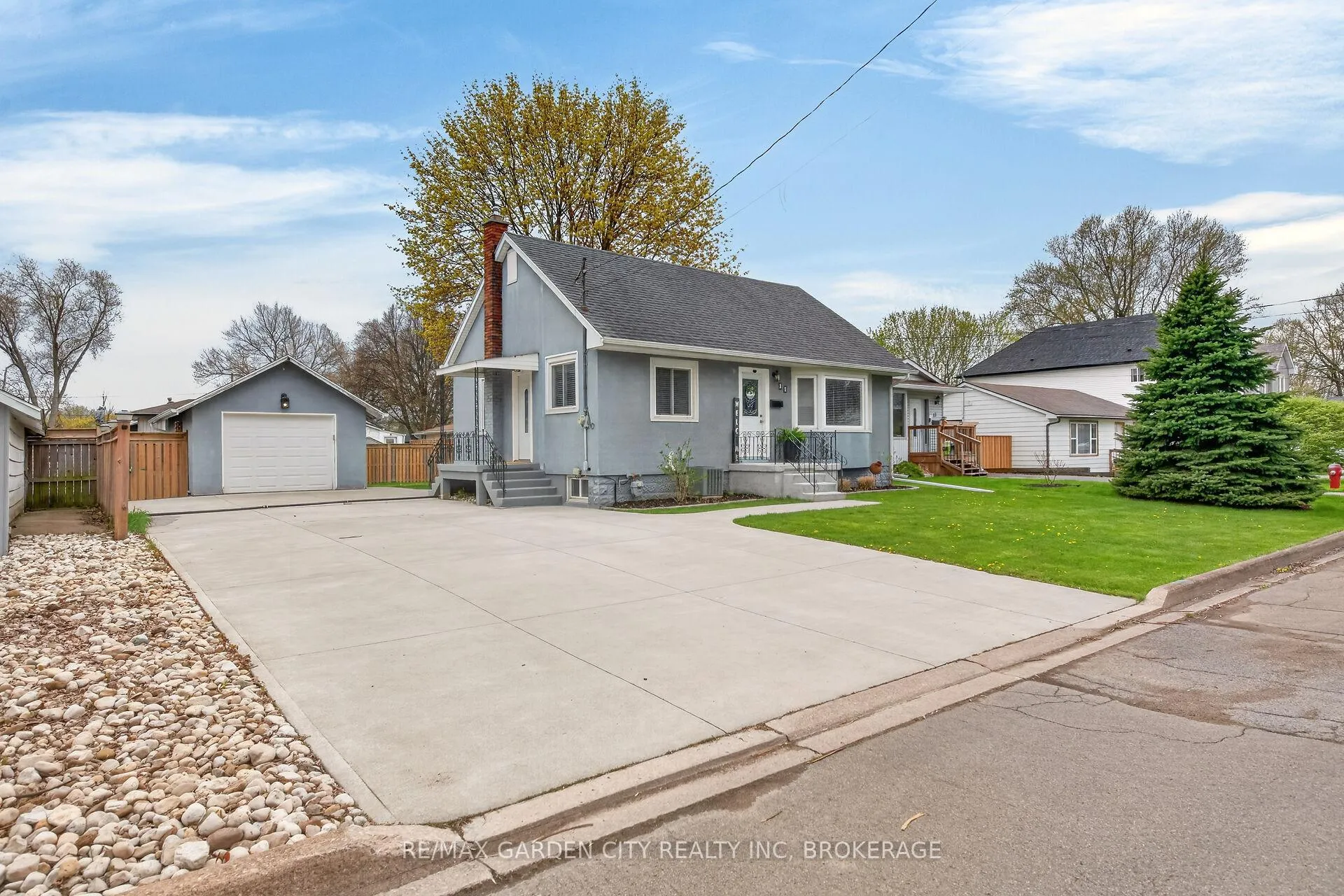 Photo 2 of 11 Sharpe Avenue, Welland, N. Welland — HOMEH