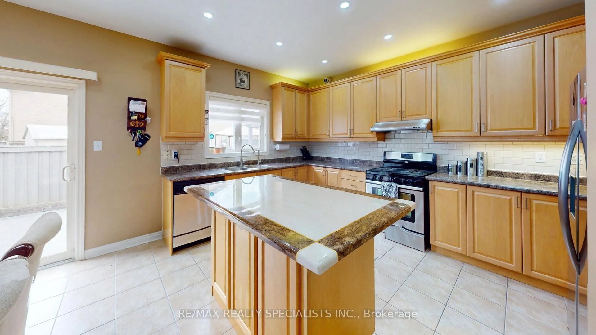 Photo 13 of 16 Redearth Gate, Brampton, Bram East — HOMEH