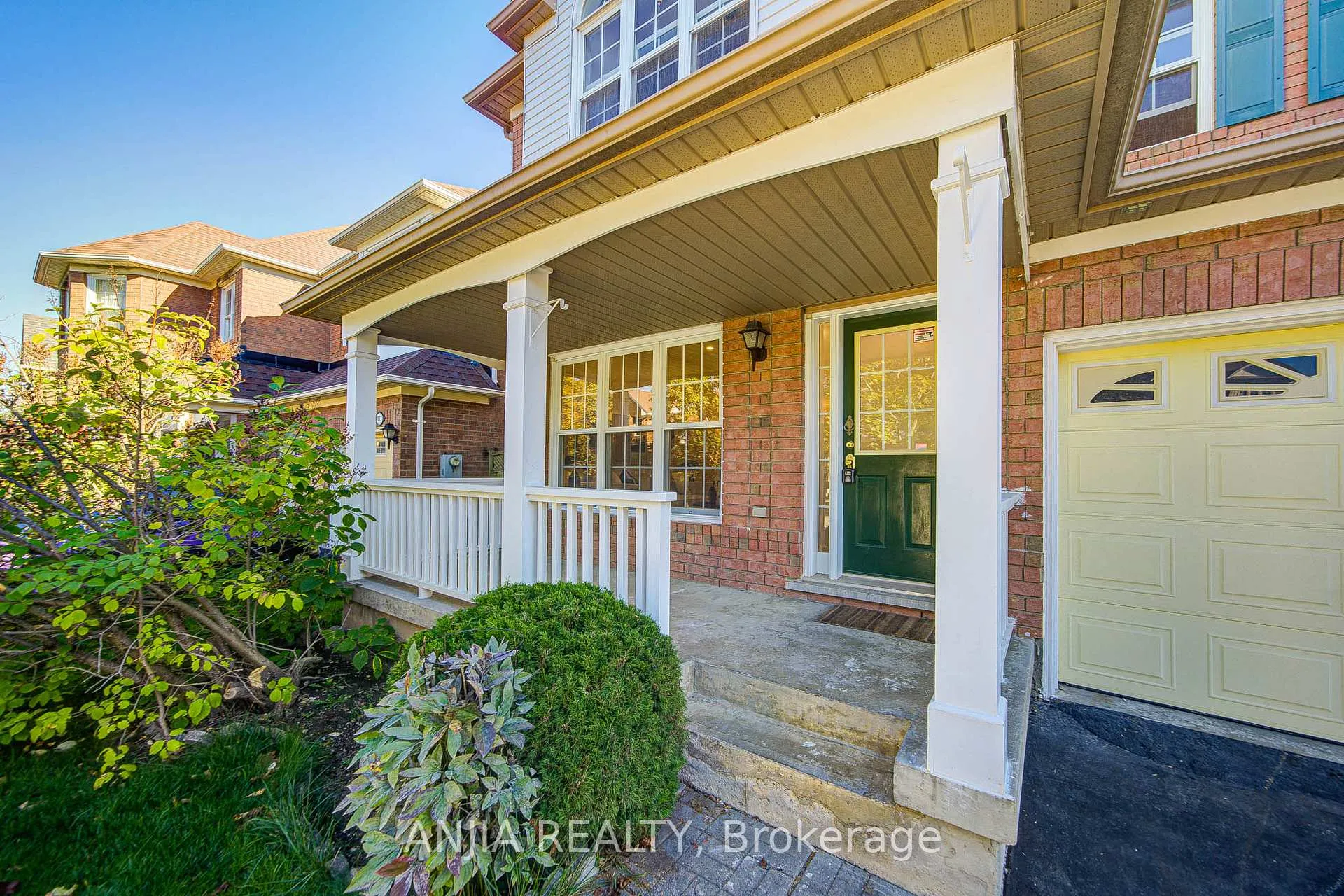 Photo 2 of 131 Winston Castle Drive, Markham, Berczy — HOMEH