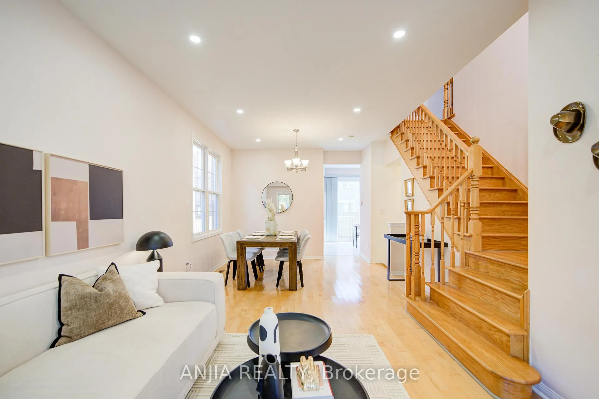 Photo 9 of 131 Winston Castle Drive, Markham, Berczy — HOMEH