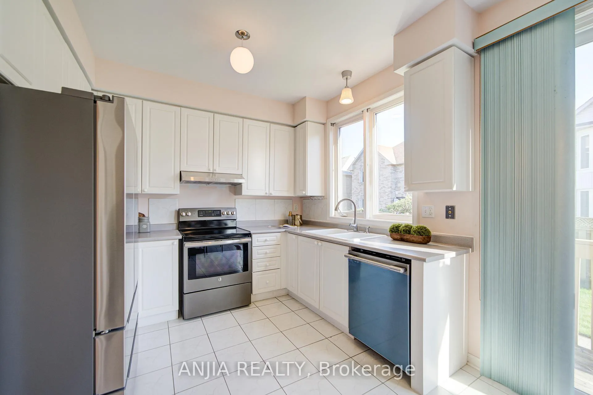 Photo 17 of 131 Winston Castle Drive, Markham, Berczy — HOMEH