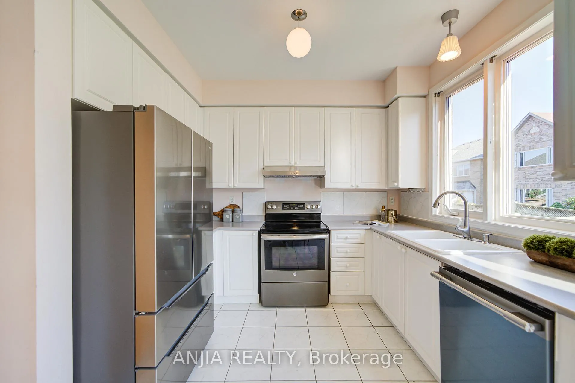 Photo 18 of 131 Winston Castle Drive, Markham, Berczy — HOMEH
