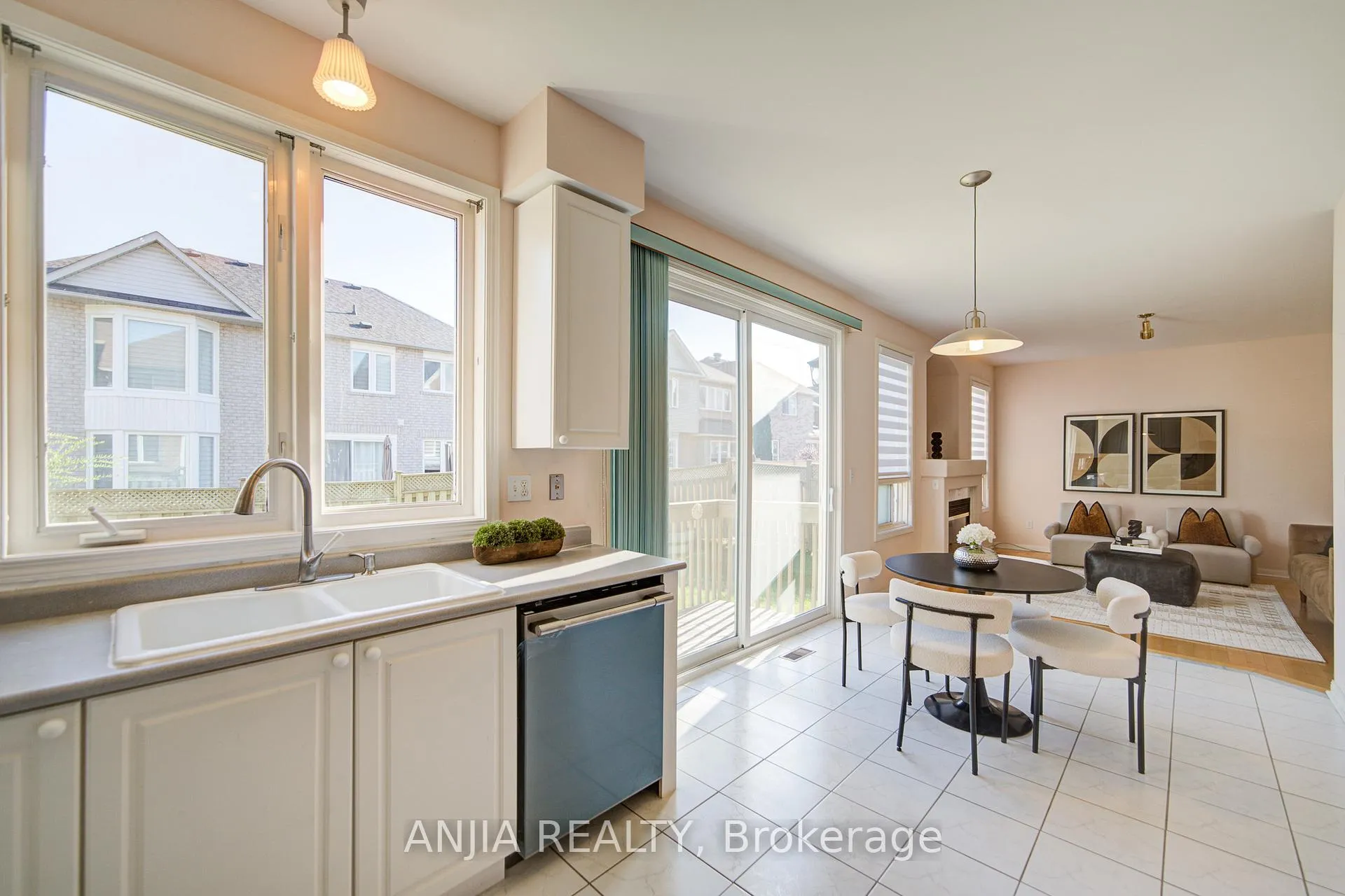 Photo 19 of 131 Winston Castle Drive, Markham, Berczy — HOMEH