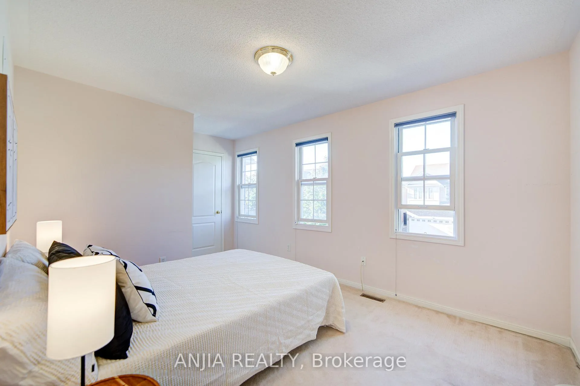Photo 37 of 131 Winston Castle Drive, Markham, Berczy — HOMEH