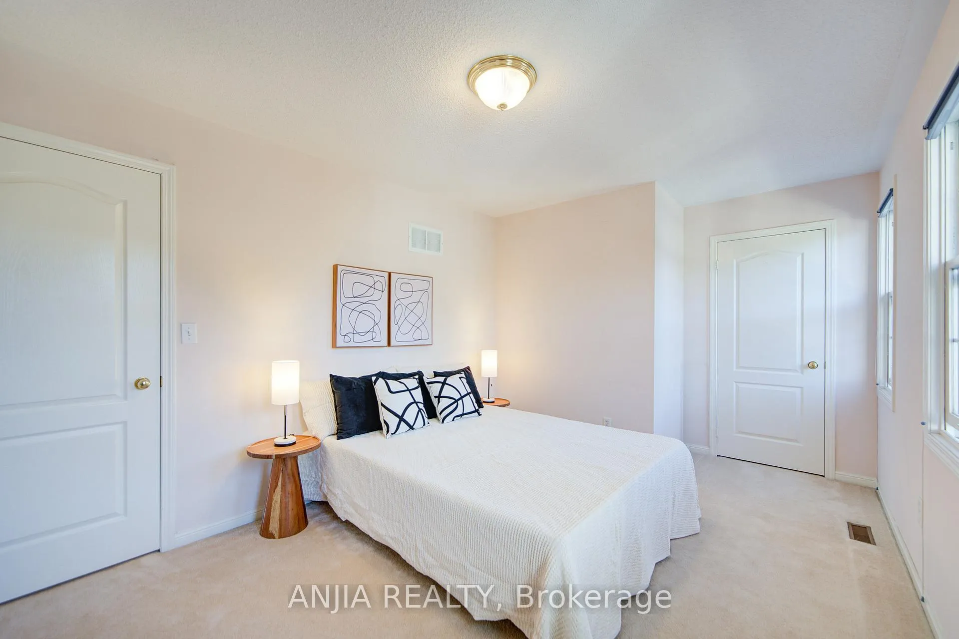 Photo 38 of 131 Winston Castle Drive, Markham, Berczy — HOMEH