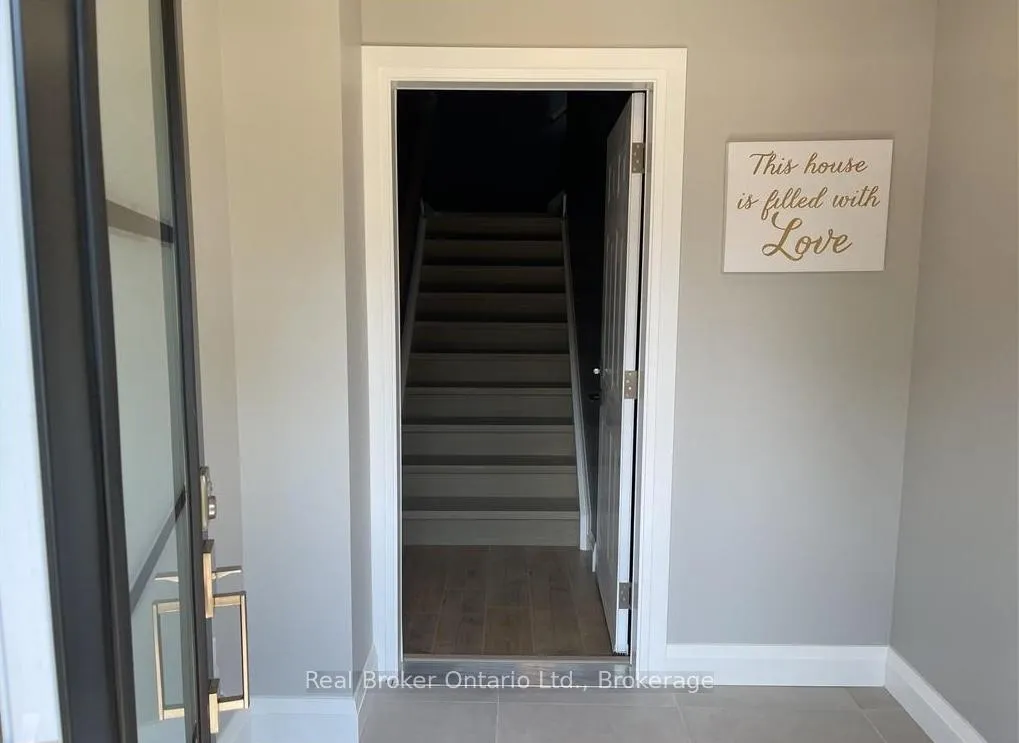 Photo 6 of Unit Upper, 58 Rosslyn Avenue N, Hamilton, Crown Point — HOMEH