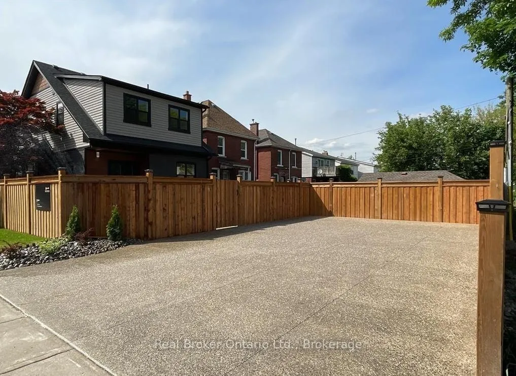 Photo 12 of Unit Upper, 58 Rosslyn Avenue N, Hamilton, Crown Point — HOMEH