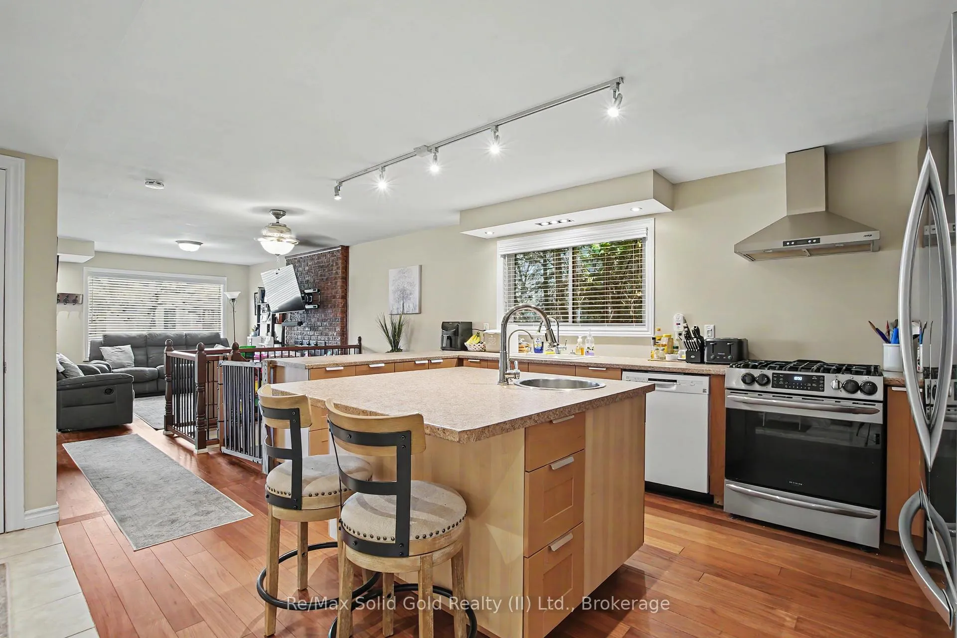 Photo 5 of 241 Guelph Avenue, Cambridge, Silver Heights — HOMEH