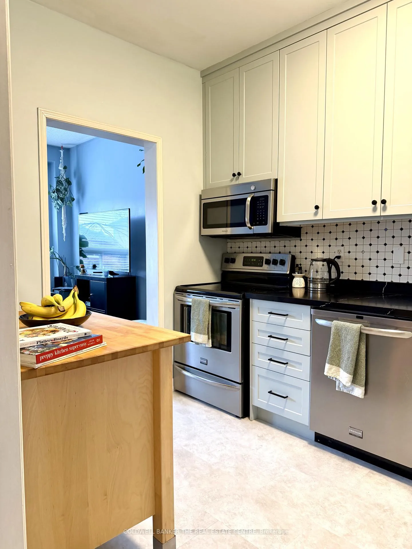 Photo 13 of 90 Bruce Crescent, Barrie, Bayshore — HOMEH